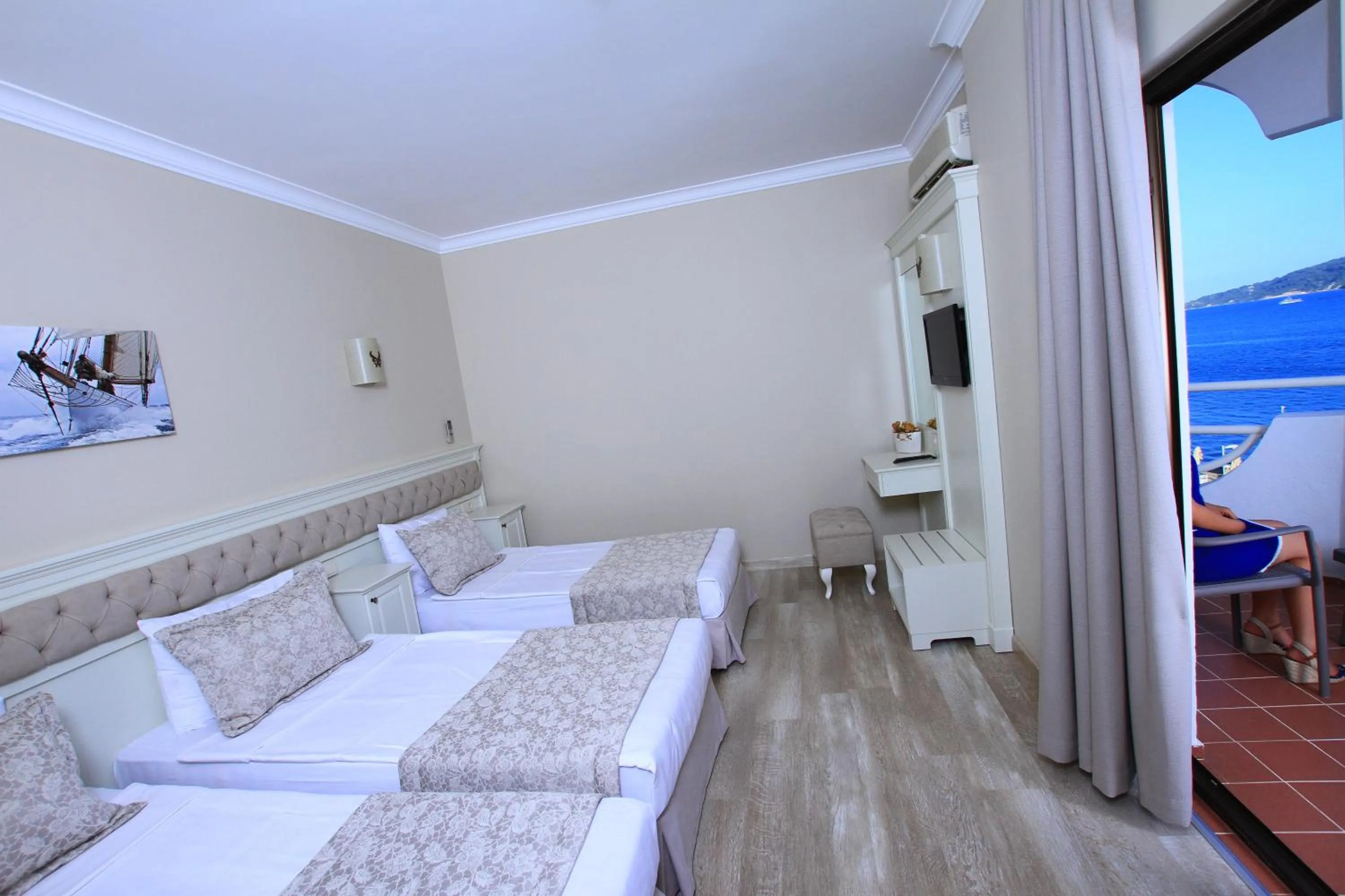 Balcony/Terrace, Bed in Hawaii Hotel