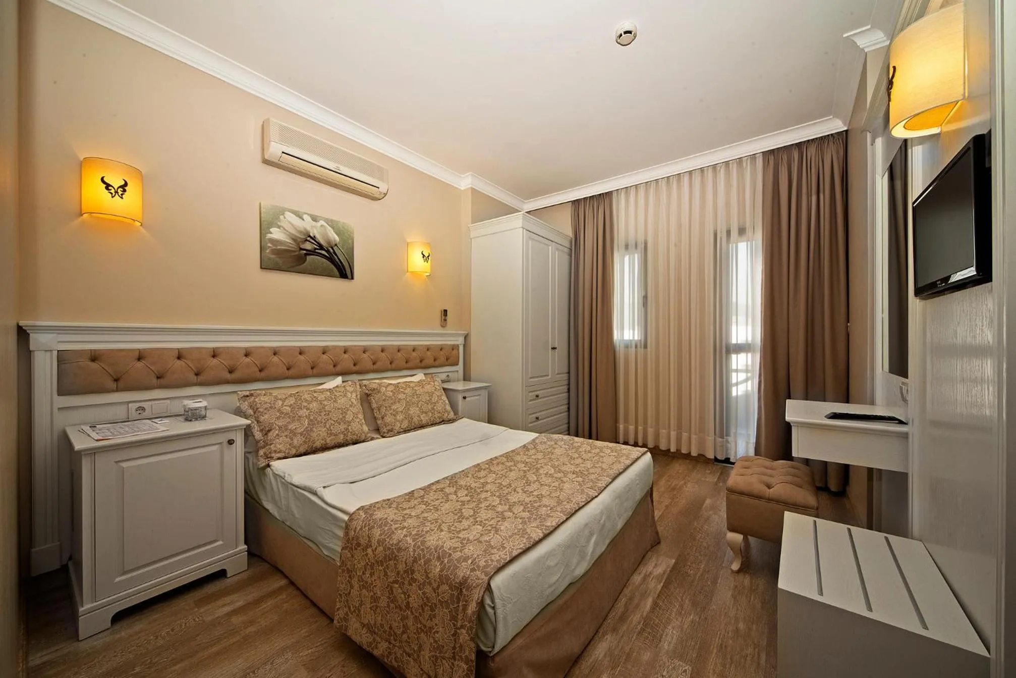 Bedroom, Bed in Hawaii Hotel