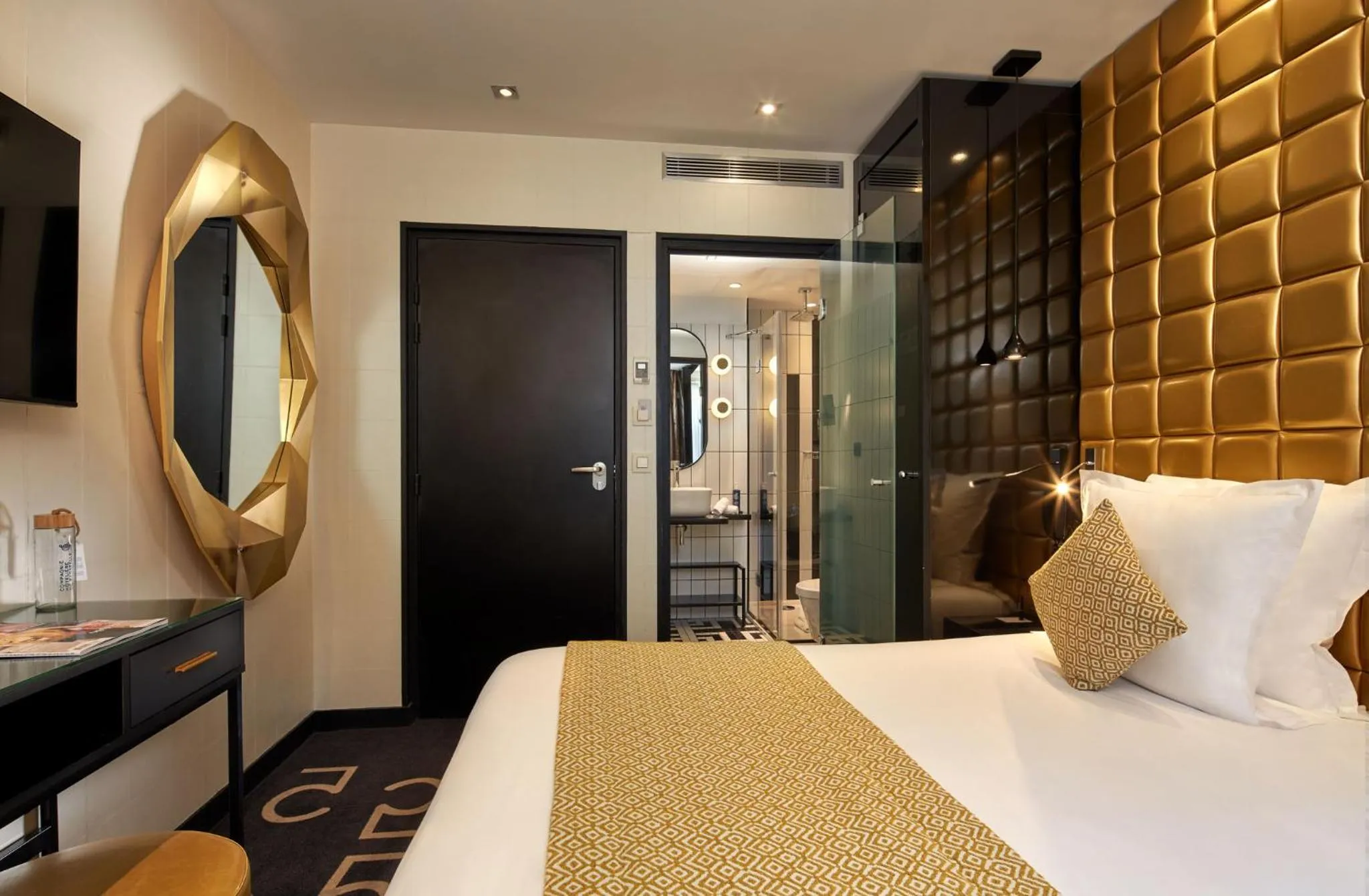 Bedroom, Bed in Platine Hotel