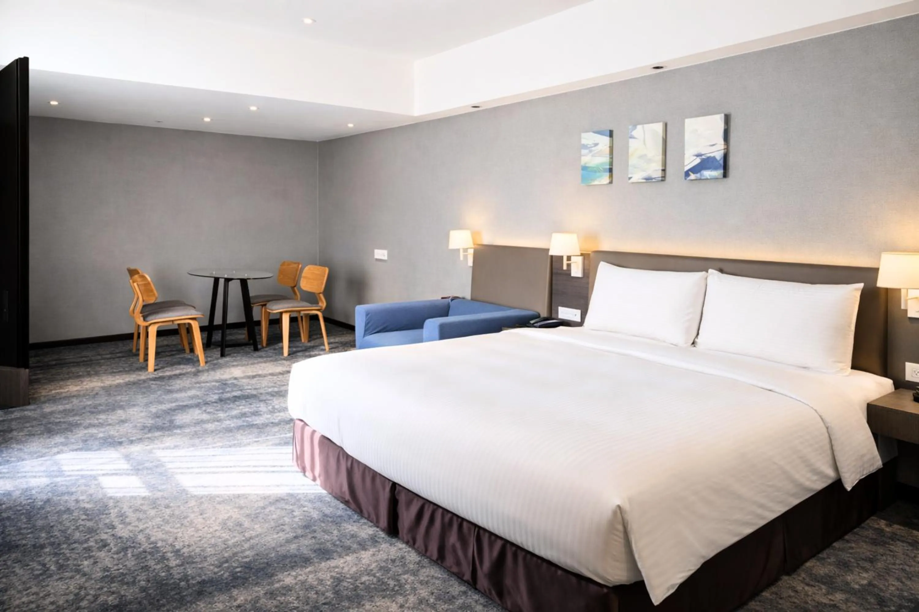 Photo of the whole room, Bed in ILLUME Taipei