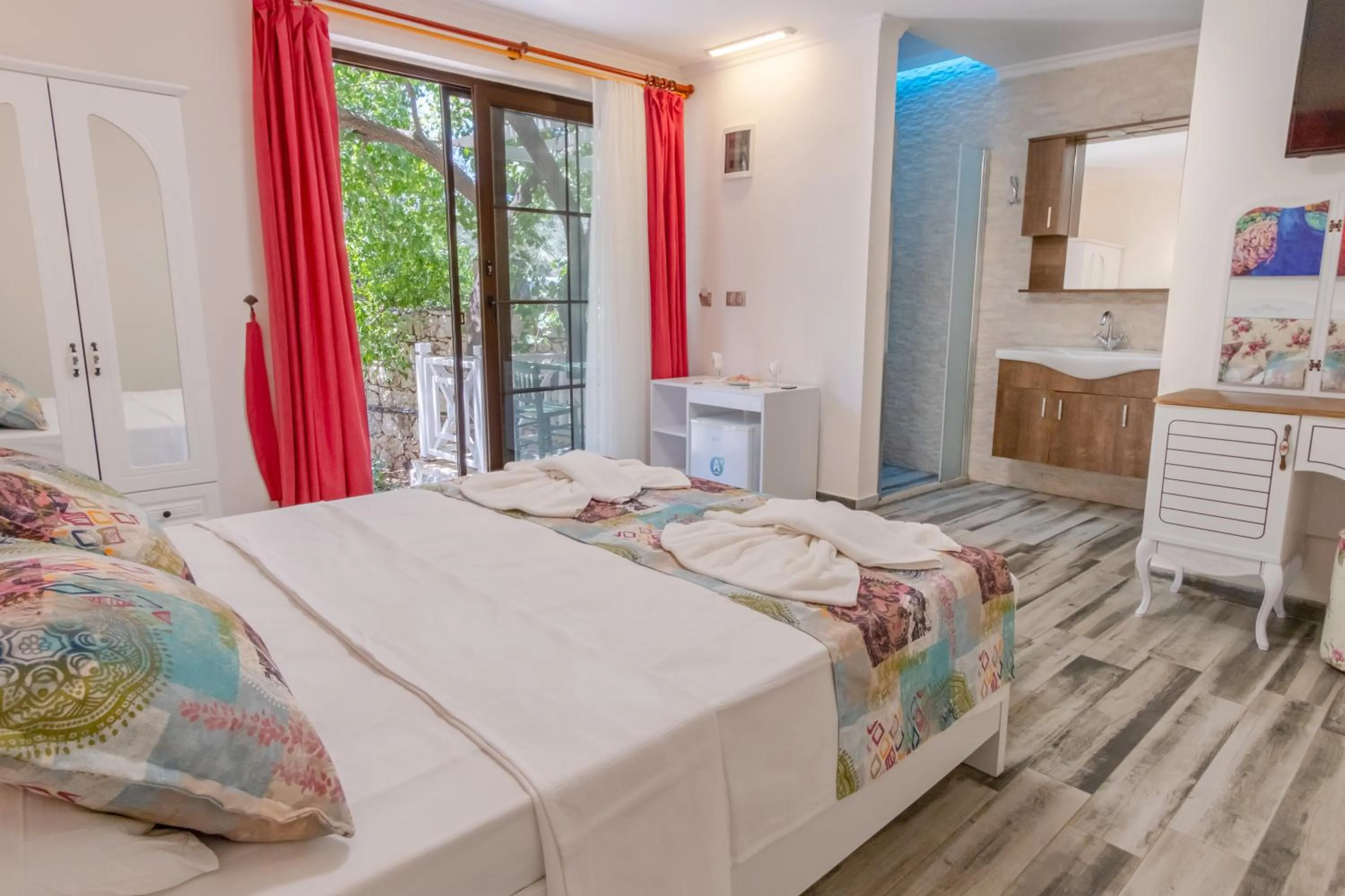 Photo of the whole room, Bed in Club Pink Palace Hotel