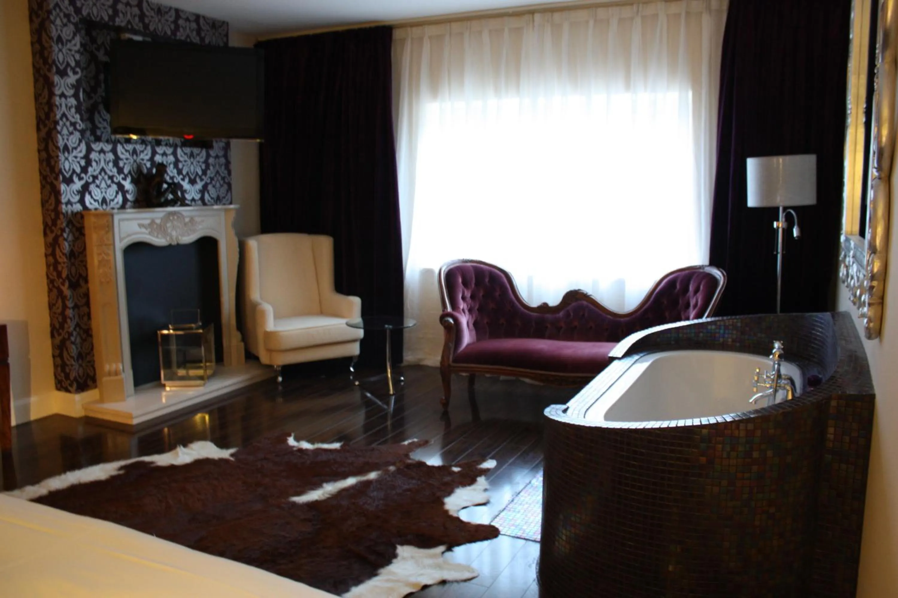 Photo of the whole room, Bed in The Talbot Hotel