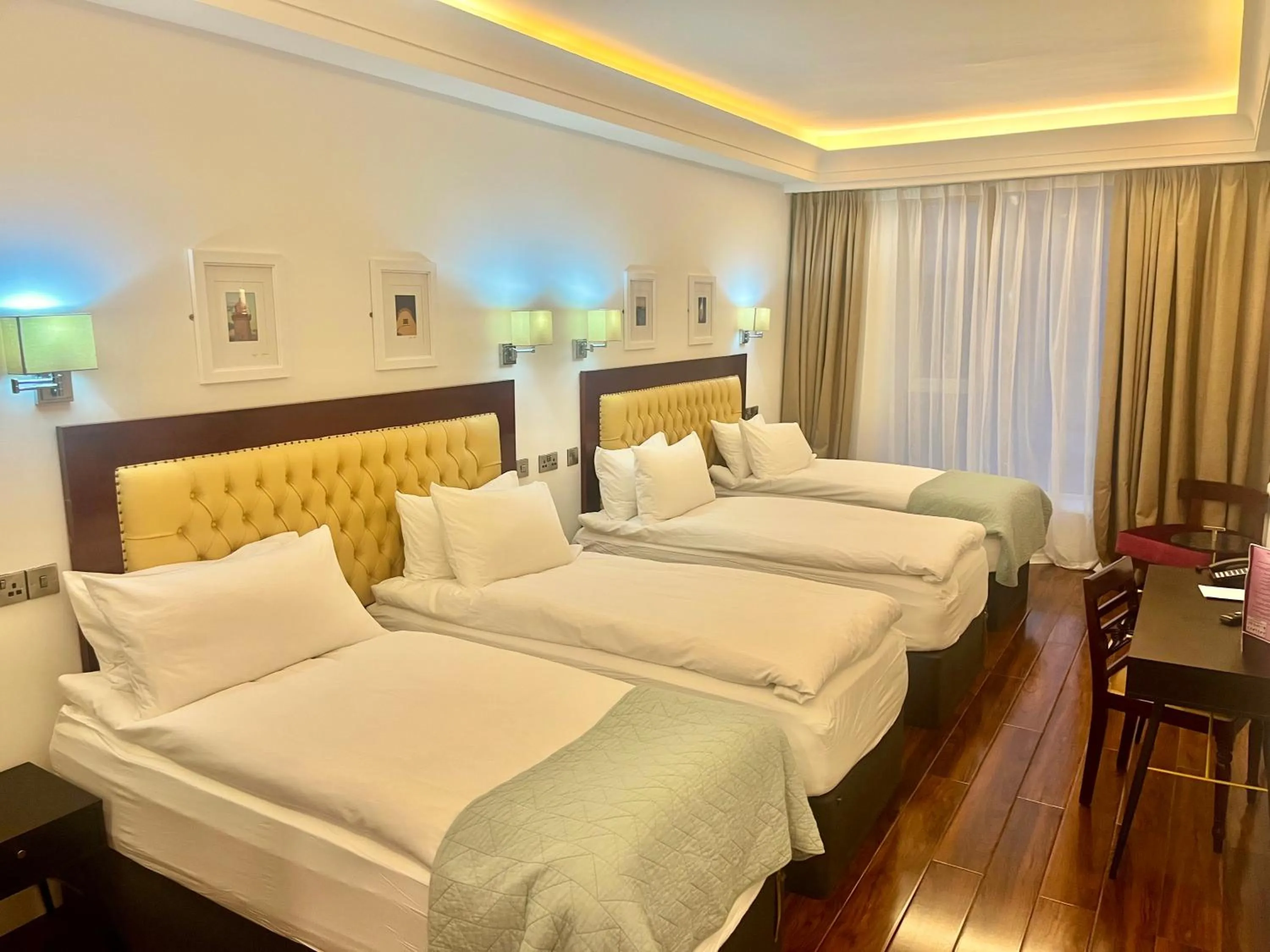 Photo of the whole room, Bed in The Talbot Hotel