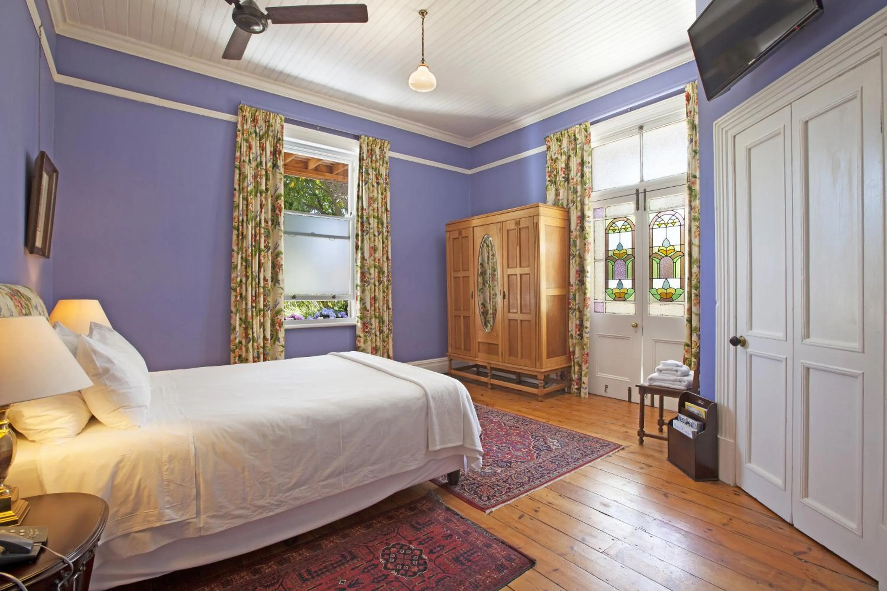 Photo of the whole room, Bed in Medindi Manor