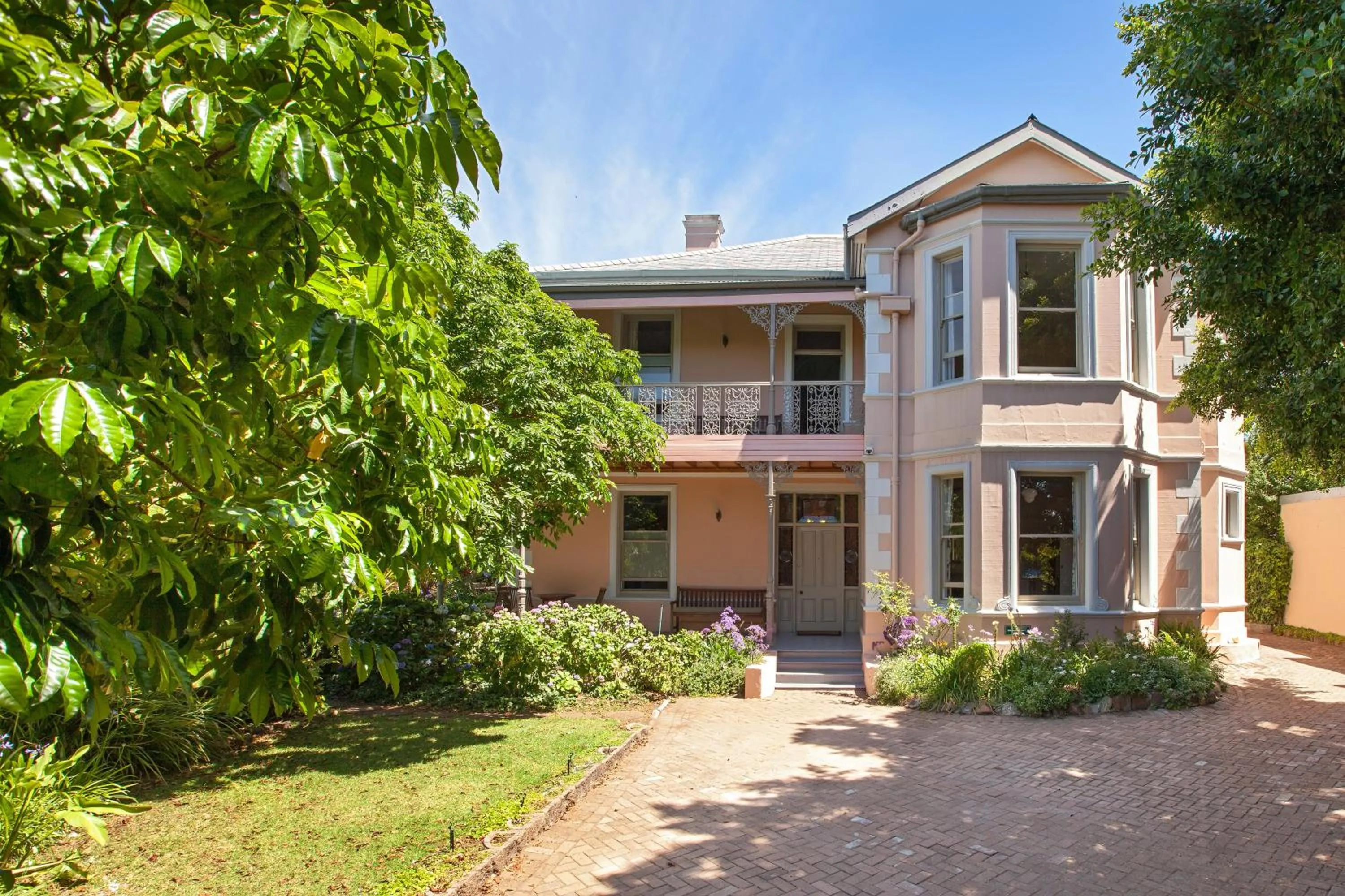 Facade/entrance in Medindi Manor