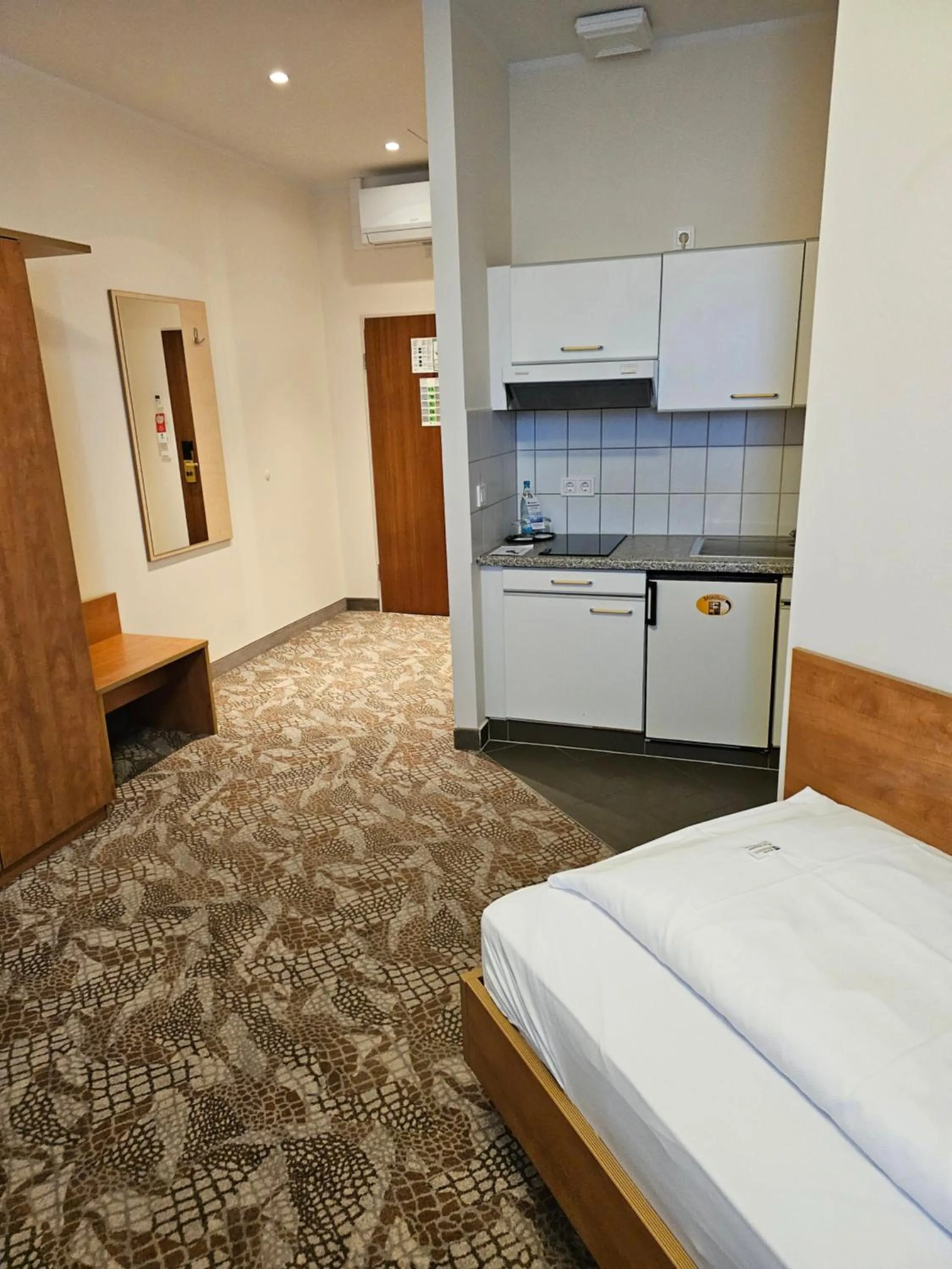 Kitchen or kitchenette, Bed in Best Western Hotel Dreiländerbrücke Weil am Rhein / Basel