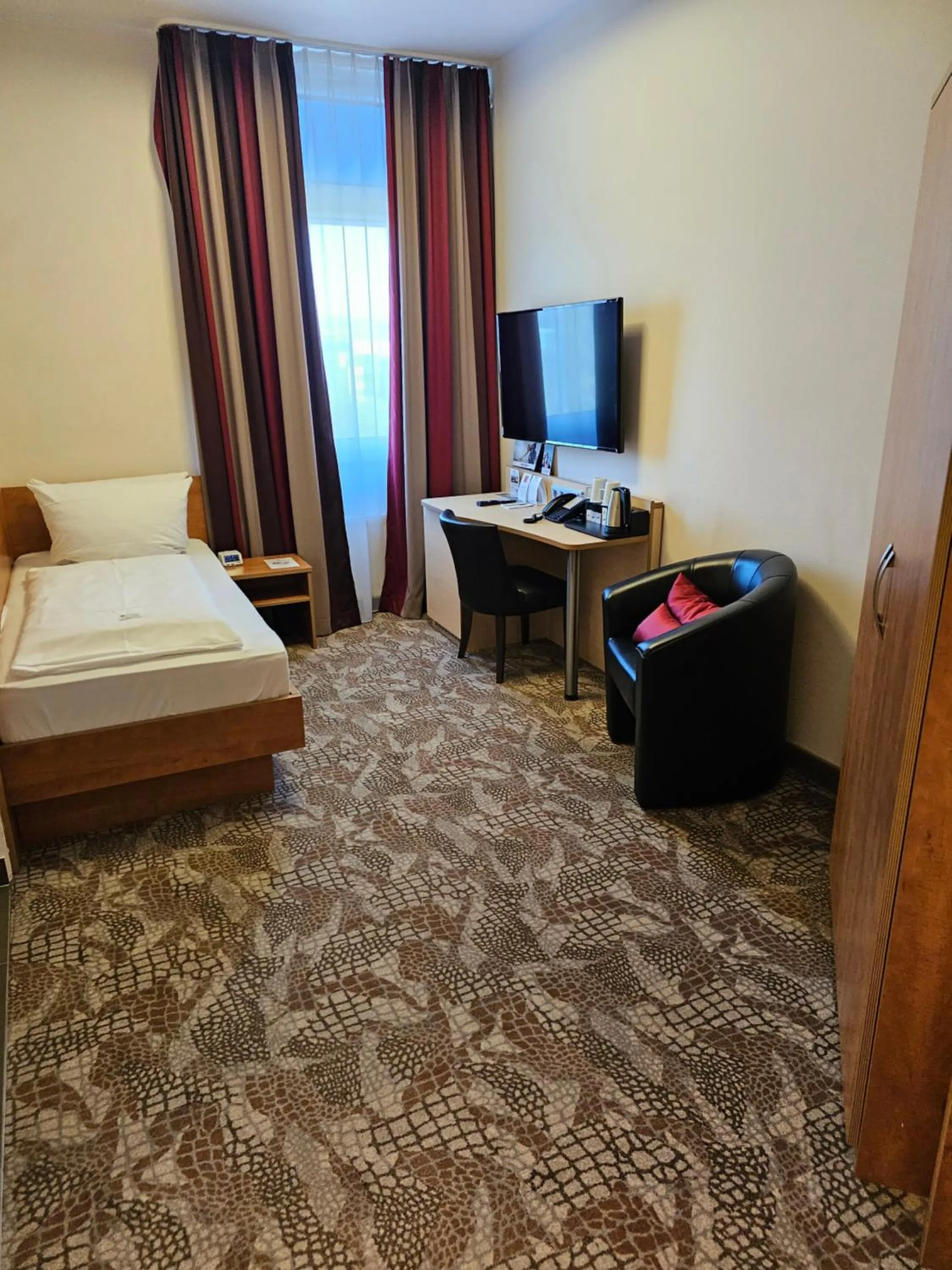 Bed in Best Western Hotel Dreiländerbrücke Weil am Rhein / Basel