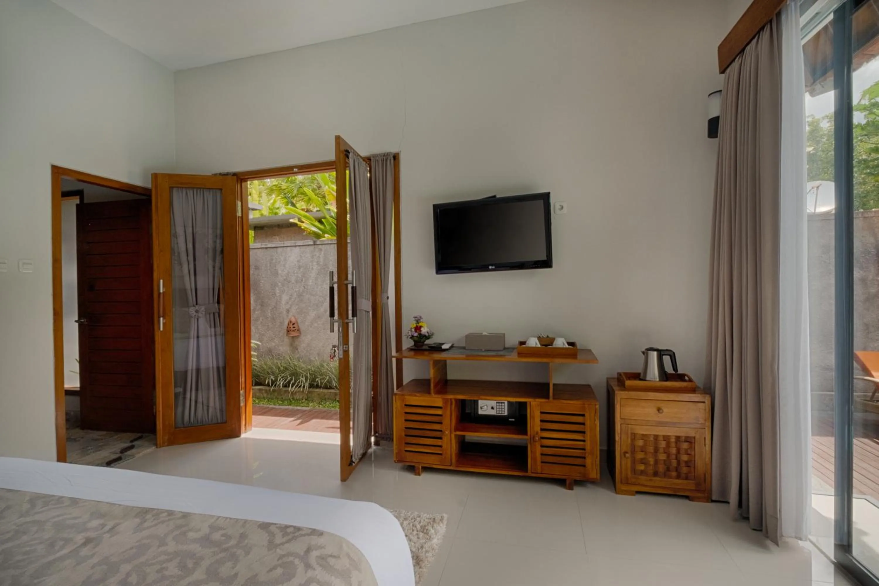 TV and multimedia, Bed in Nadira Bali Villa
