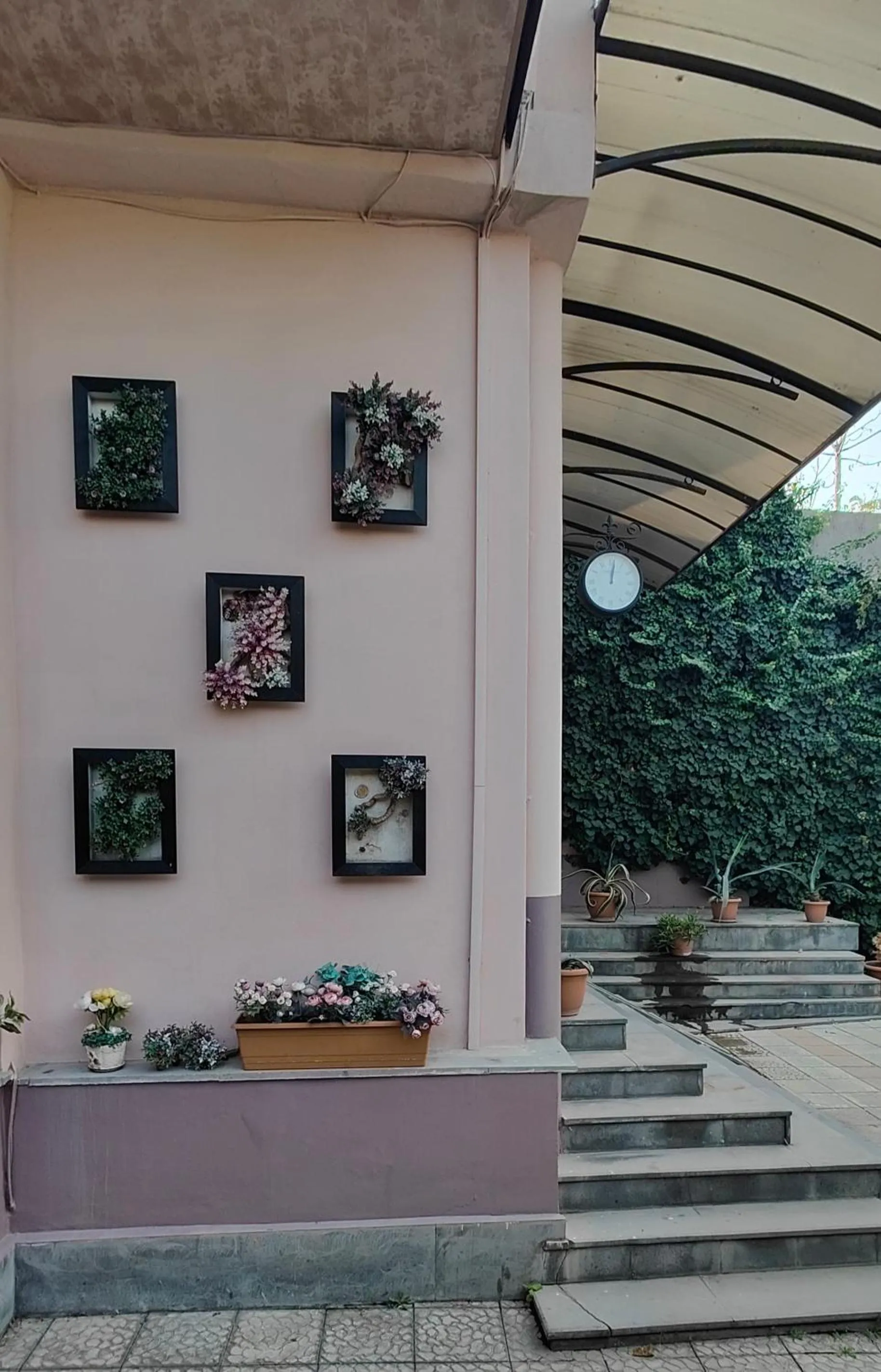 Area and facilities in Areg Hotel