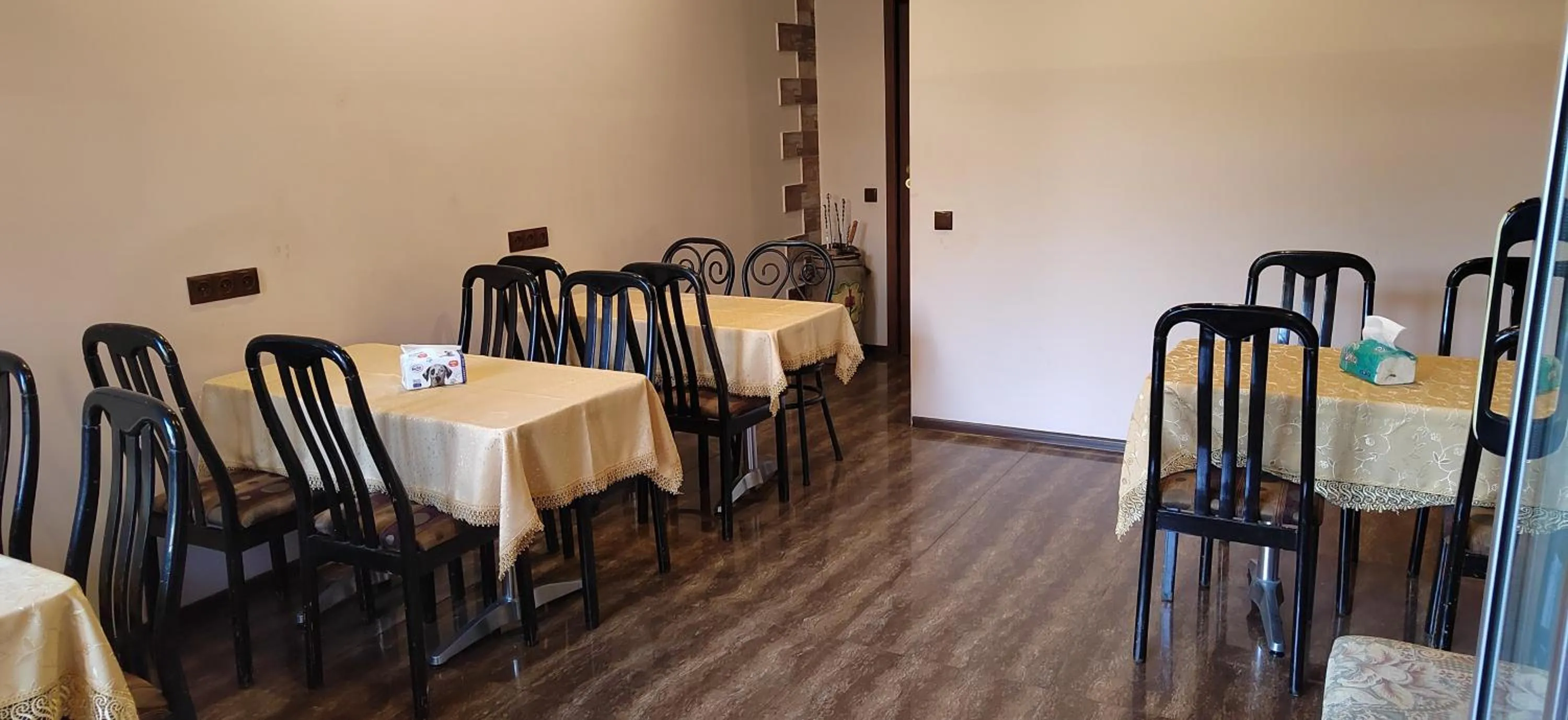 Restaurant/places to eat in Areg Hotel