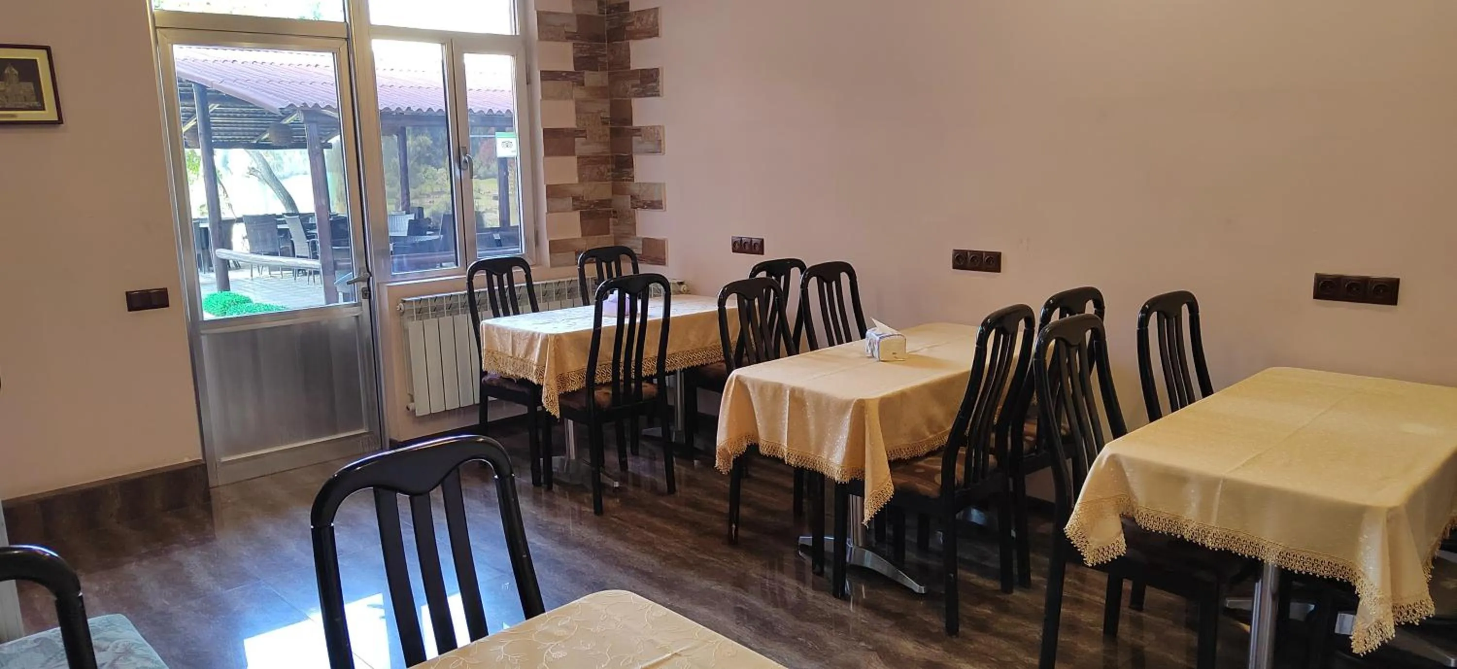 Restaurant/places to eat in Areg Hotel