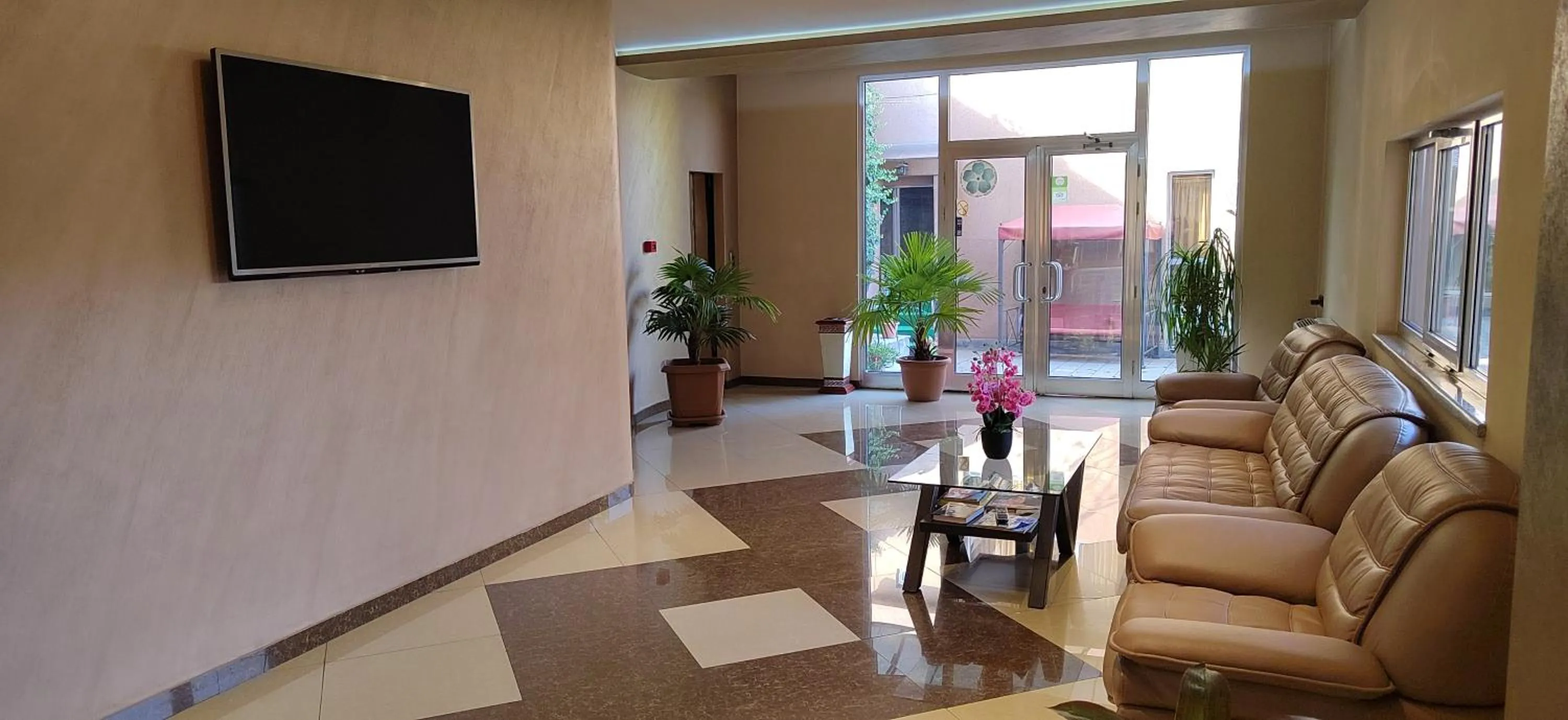 Communal lounge/ TV room in Areg Hotel