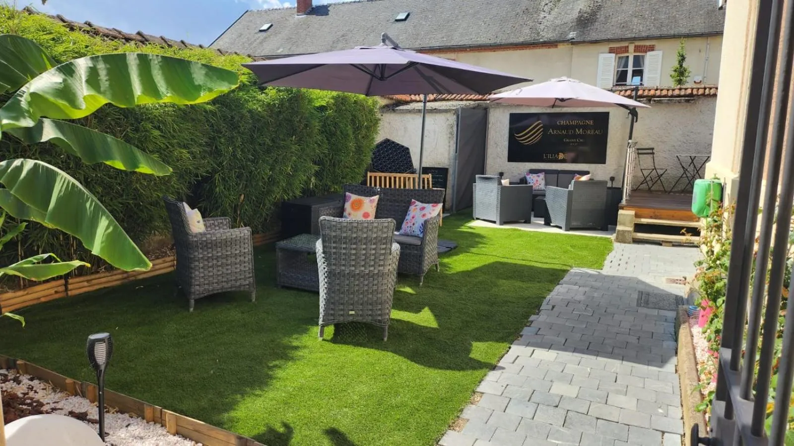 Patio in L'Iliade - Chambres d'hôtes - B&B à Bouzy