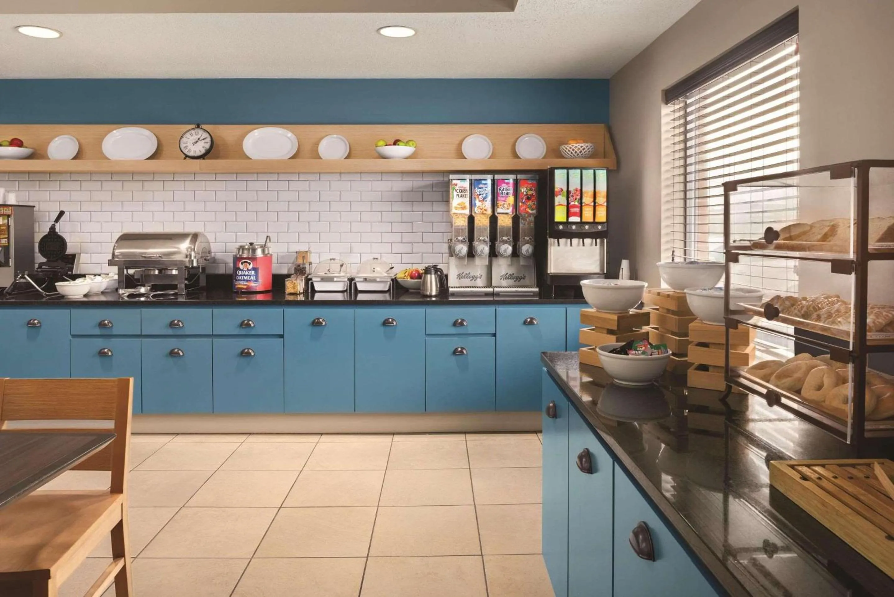 Breakfast in Country Inn & Suites by Radisson, Dayton South, OH