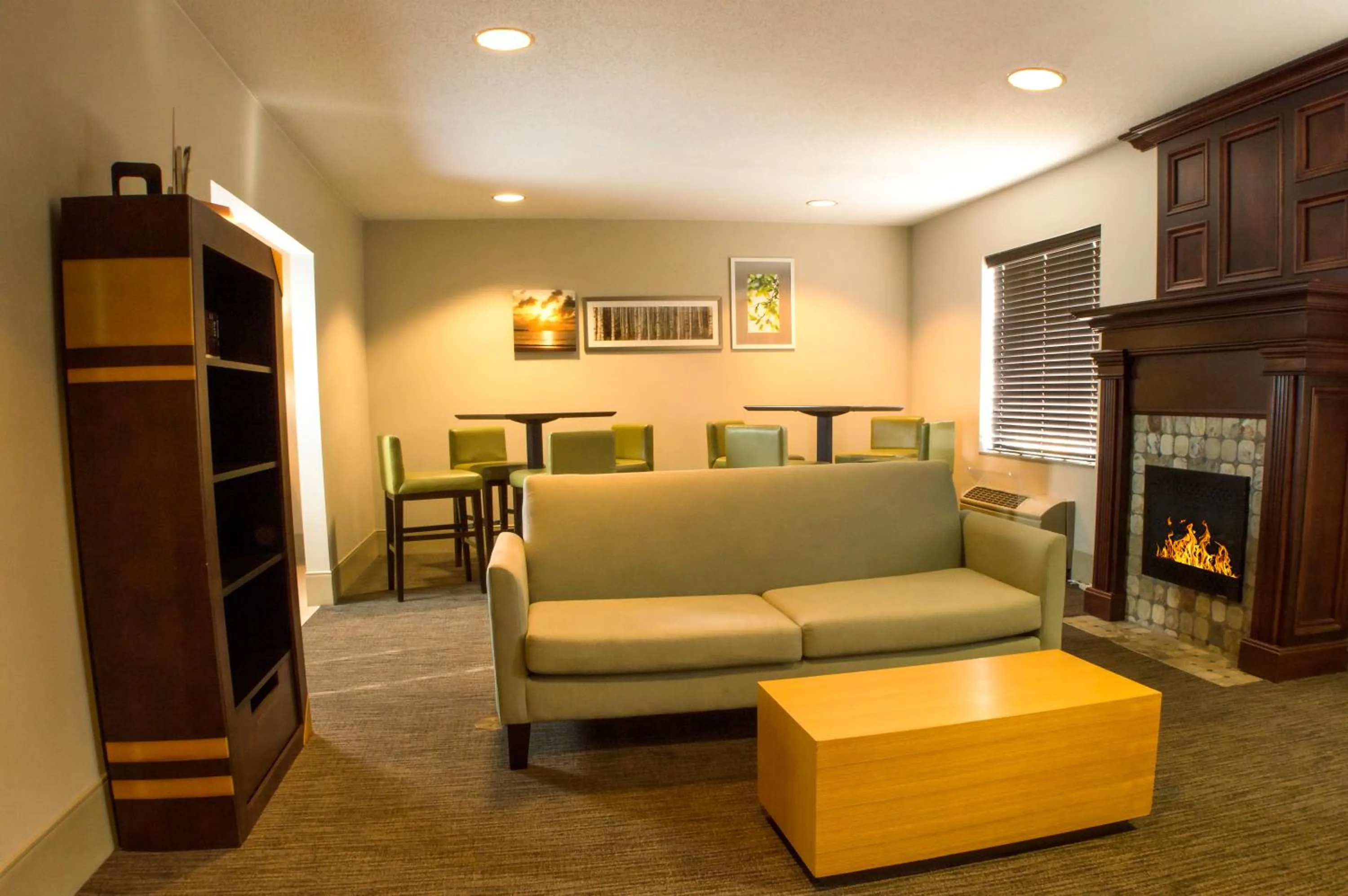 Communal lounge/ TV room in Country Inn & Suites by Radisson, Dayton South, OH