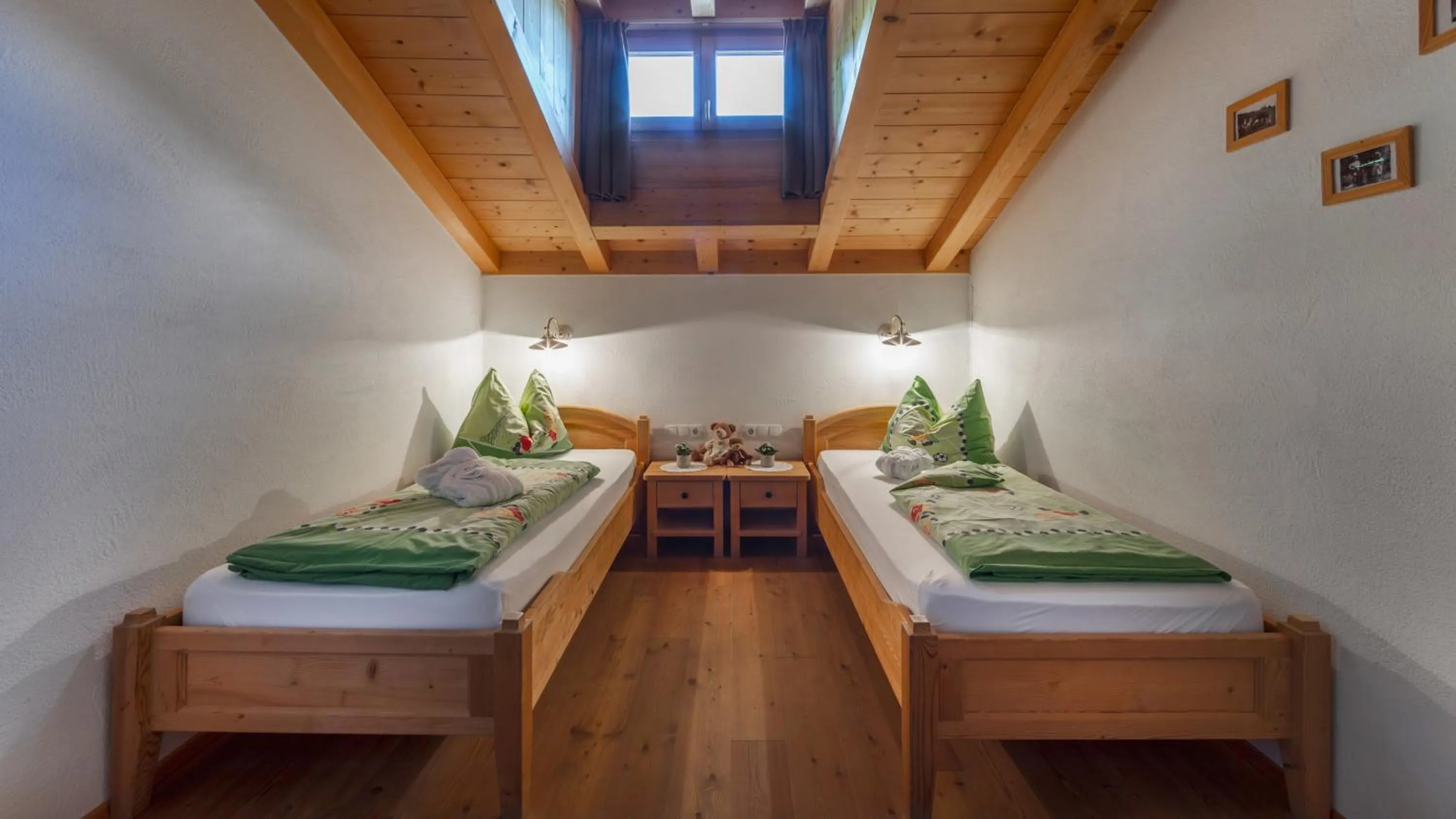 Photo of the whole room, Bed in Taser Alm