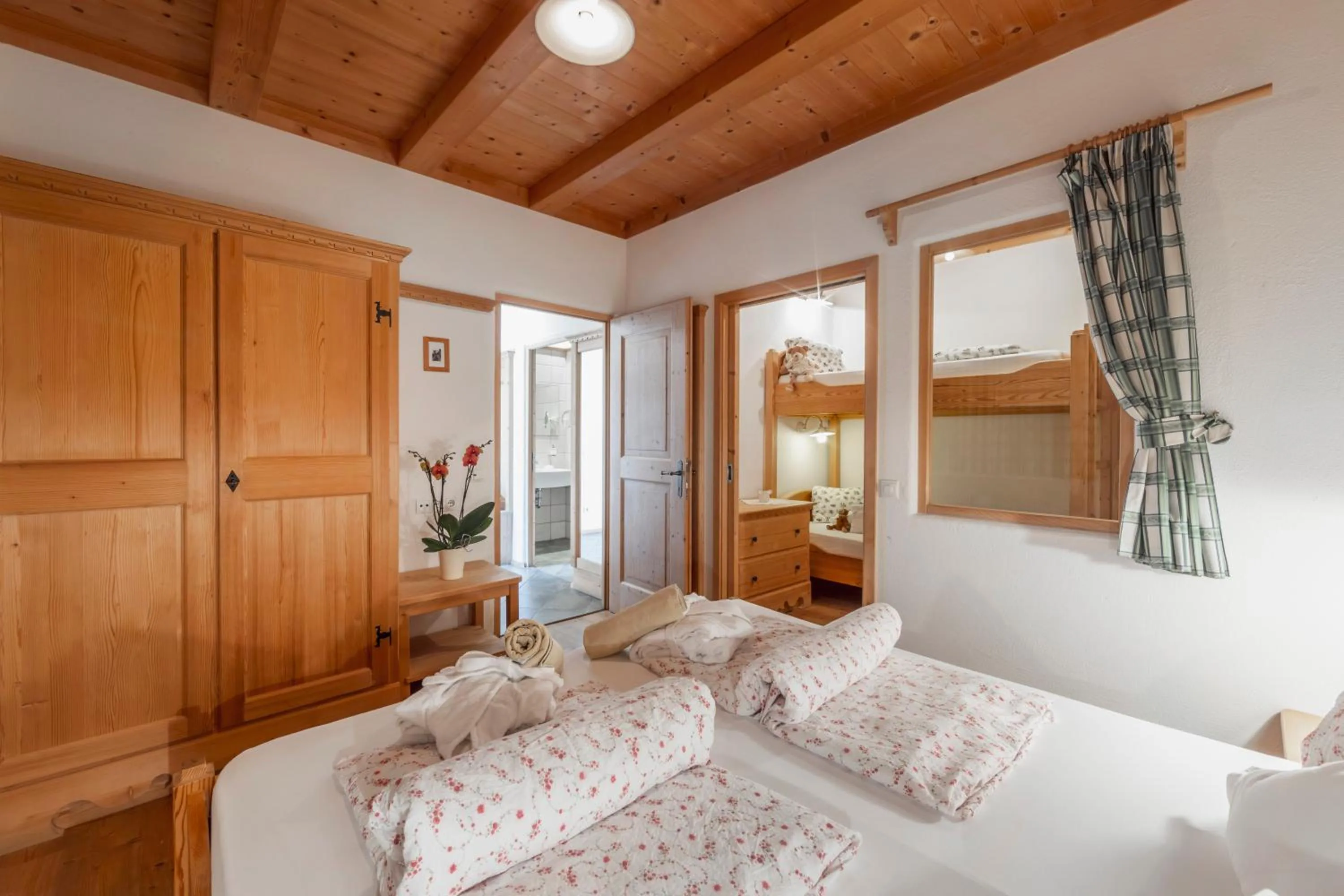 Photo of the whole room, Bed in Taser Alm