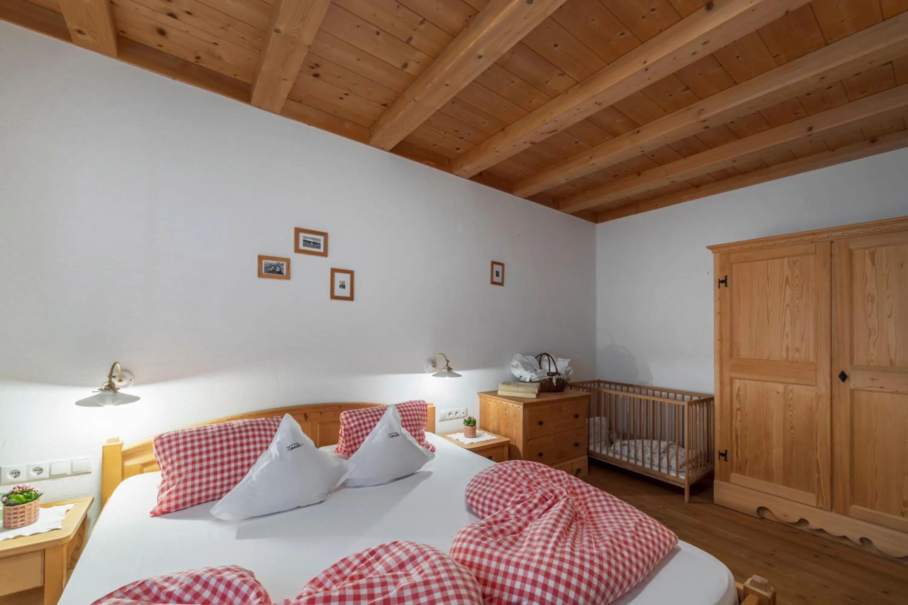 Photo of the whole room, Bed in Taser Alm