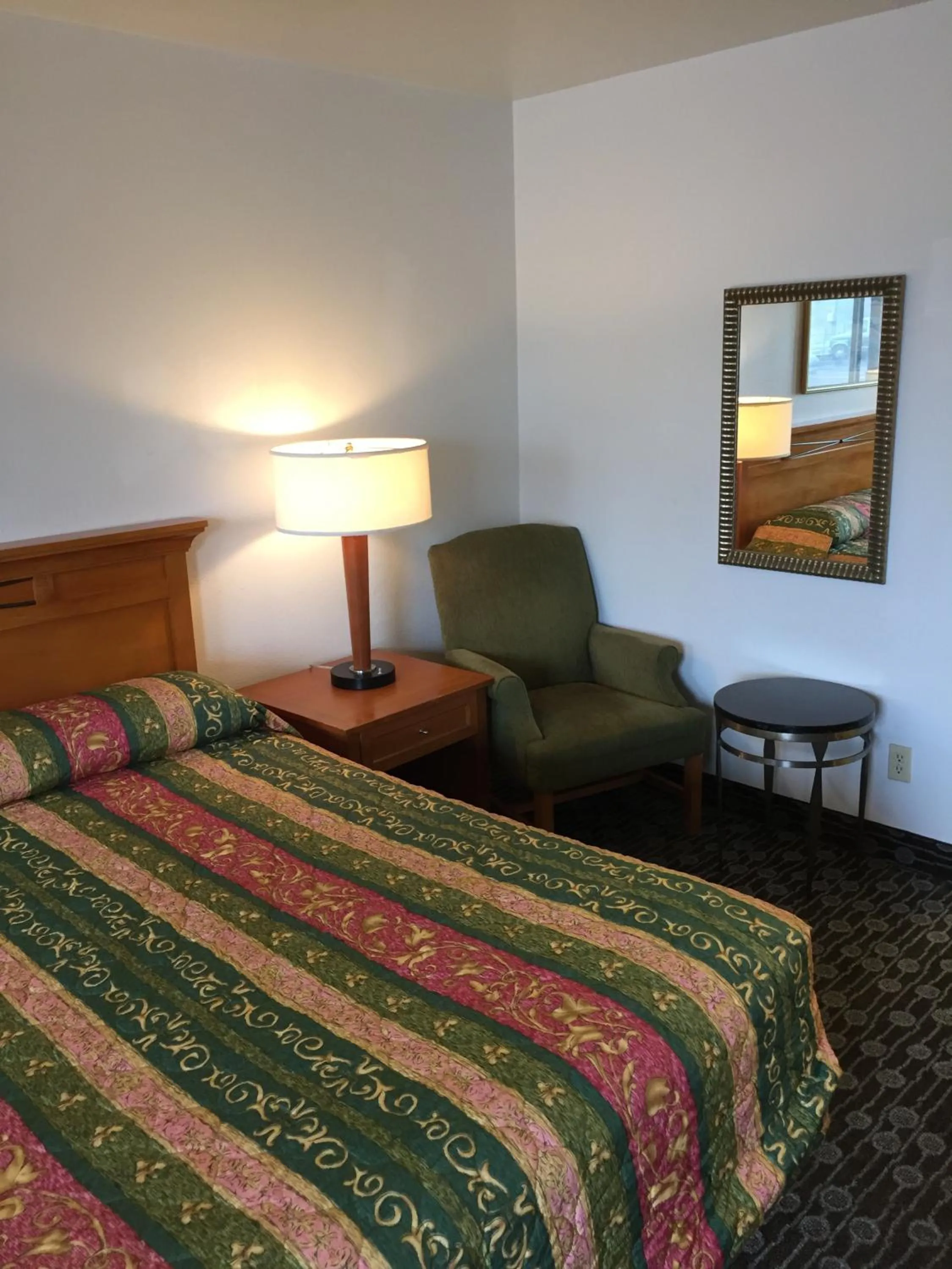 Seating area, Bed in Sunshine Motel