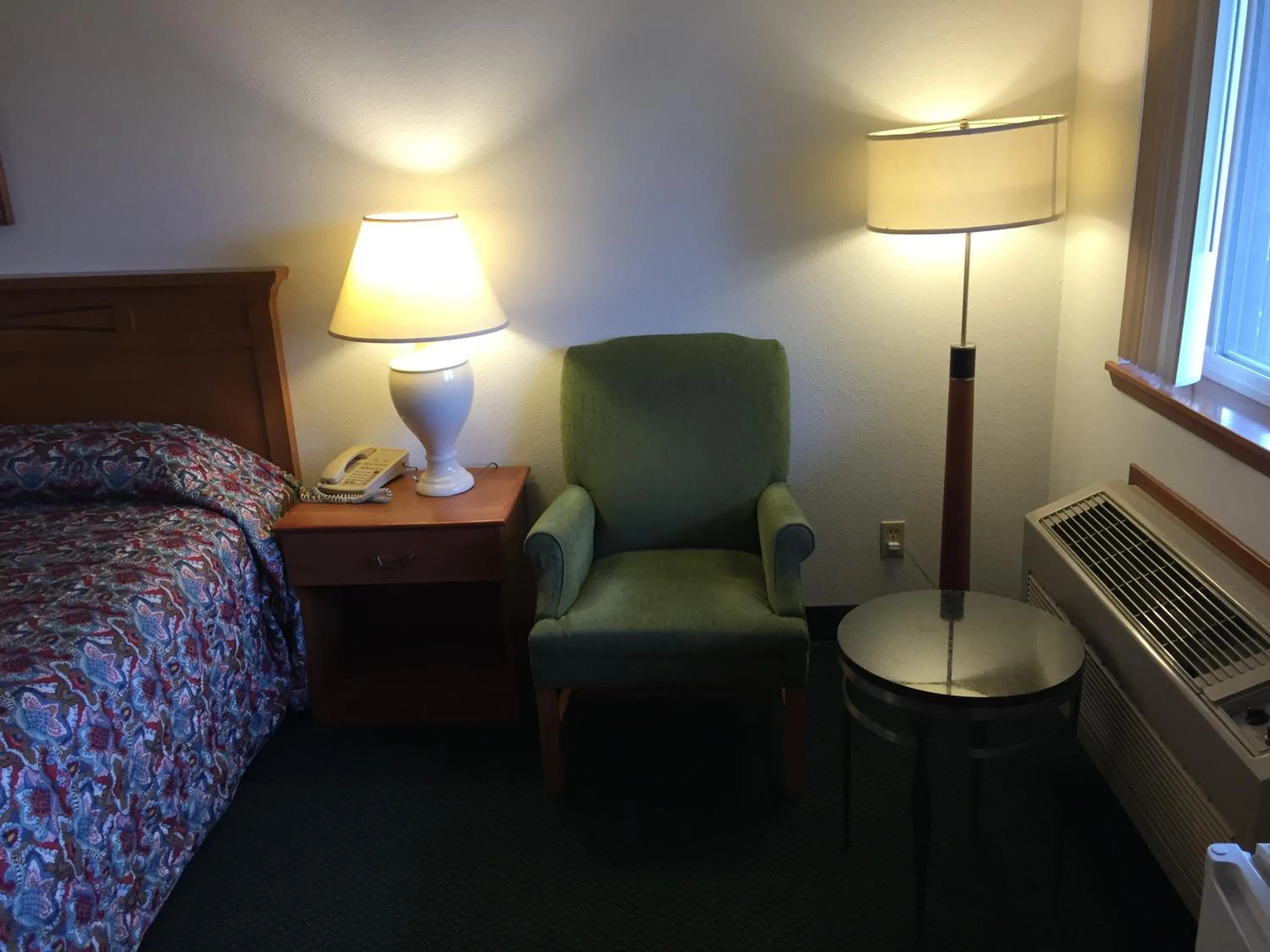 Seating area, Bed in Sunshine Motel