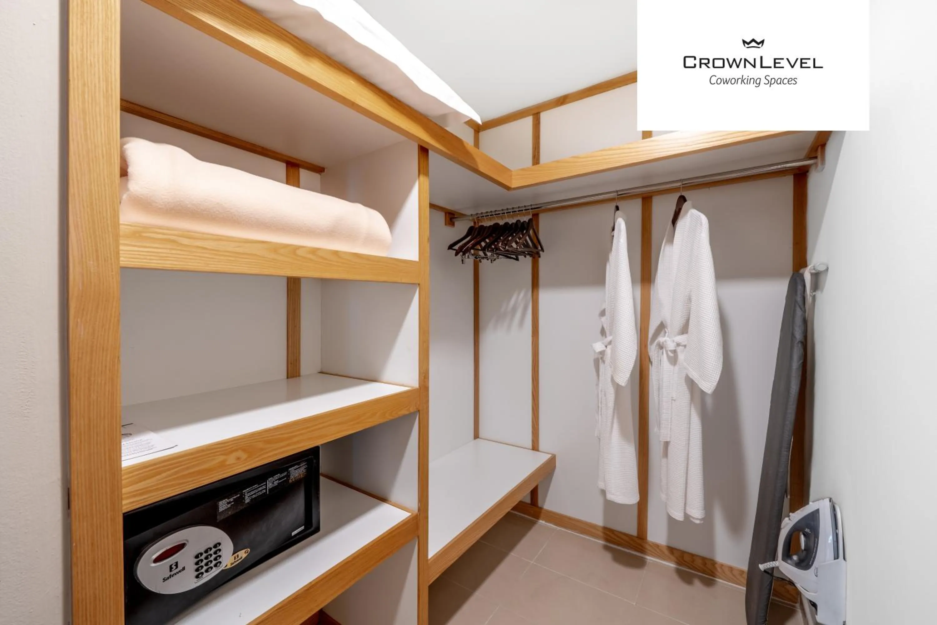 Bath, Bed in Riu Plaza Panamá