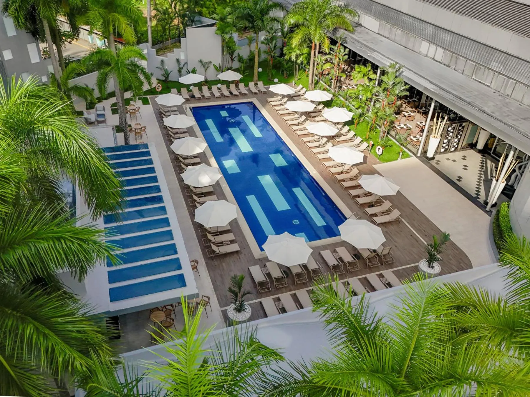 Pool view in Riu Plaza Panamá