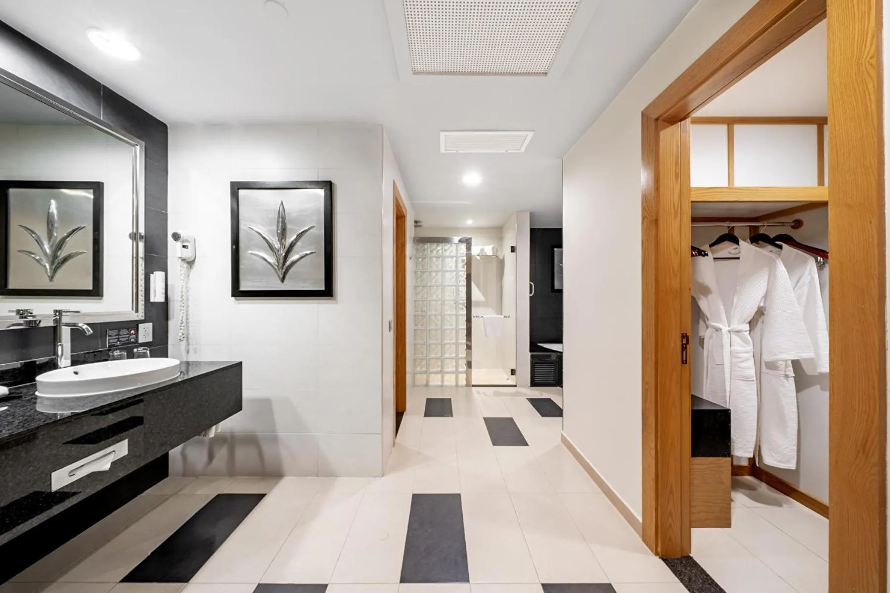 Bathroom in Riu Plaza Panamá