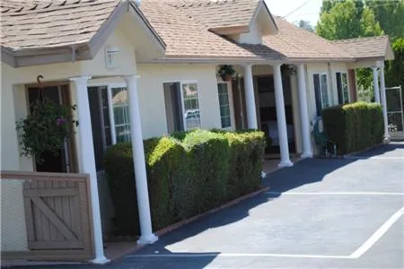 Property building in Rose Bowl Motel