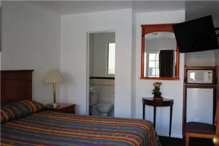 Photo of the whole room, Bed in Rose Bowl Motel