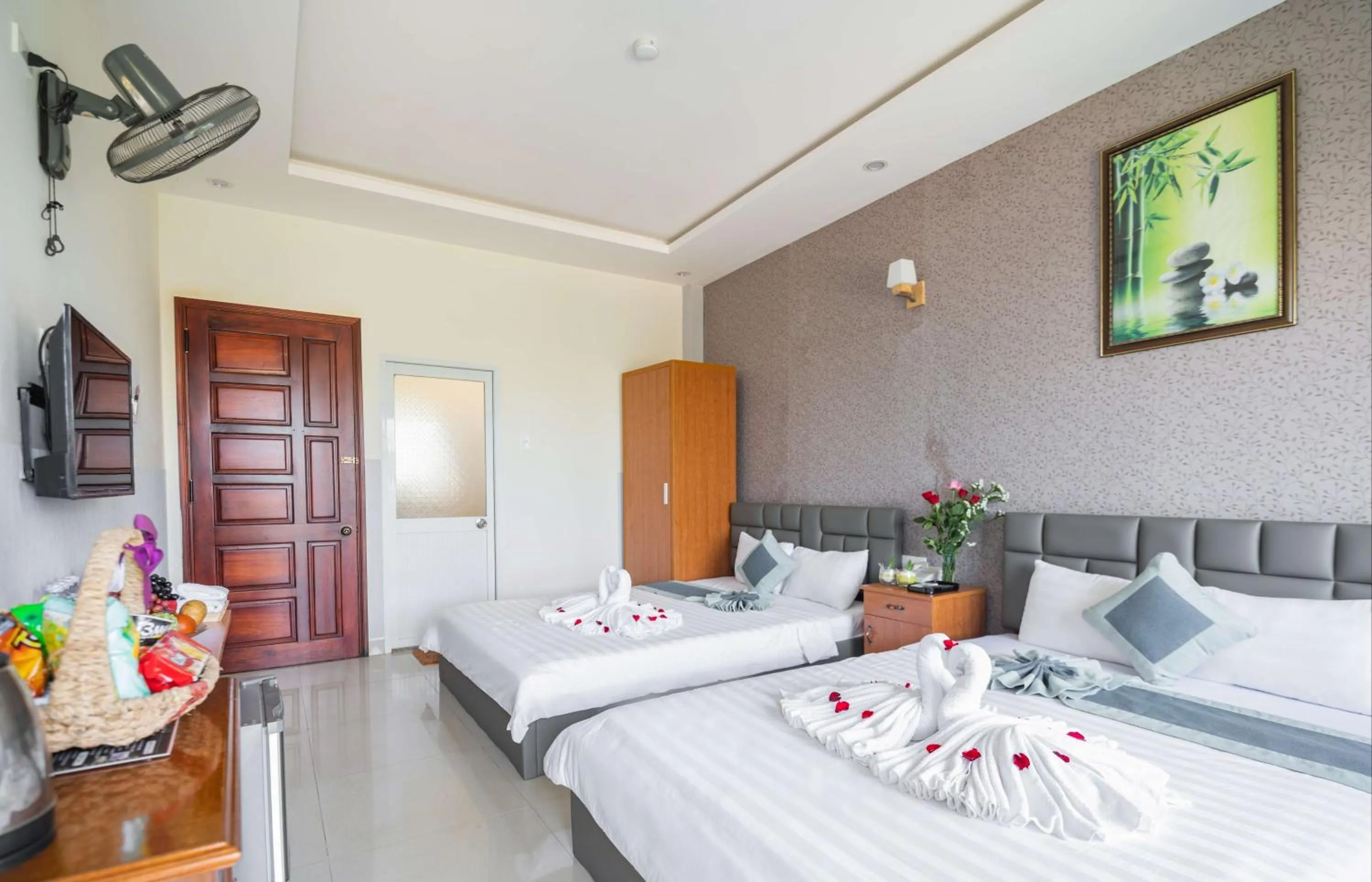 Bedroom, Bed in Hương Biển Hotel