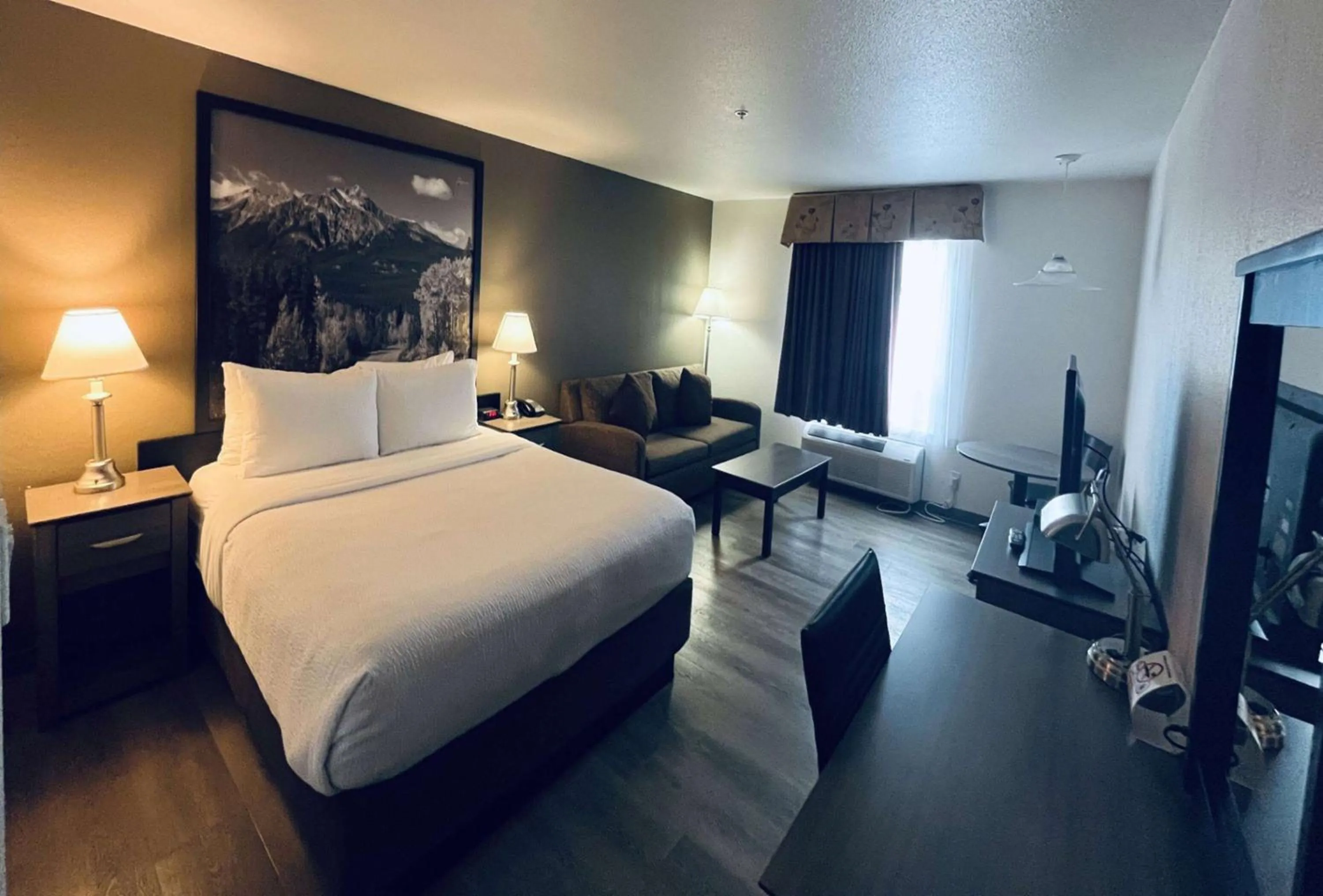 Photo of the whole room, Bed in Super 8 by Wyndham Dawson Creek