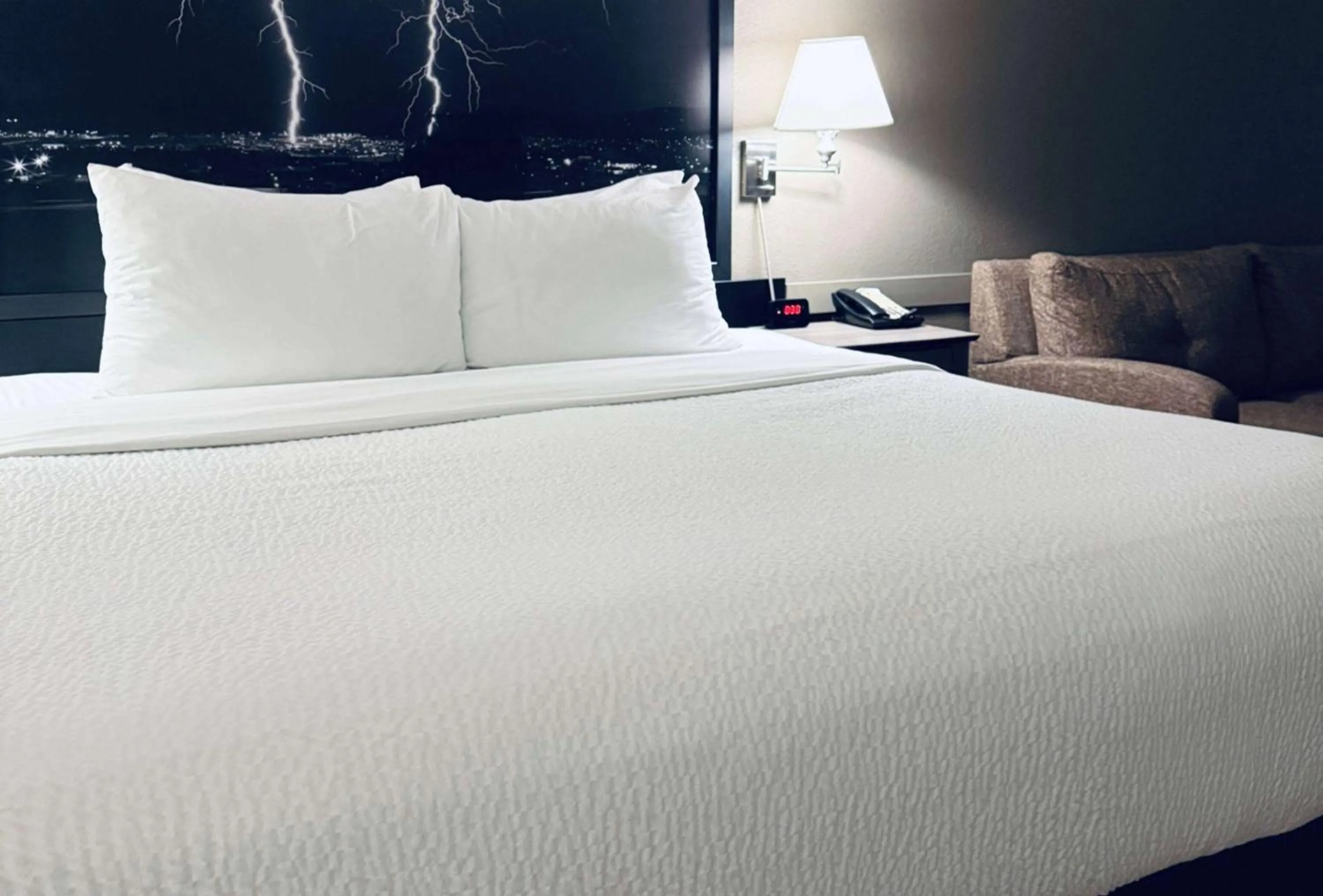 Photo of the whole room, Bed in Super 8 by Wyndham Dawson Creek