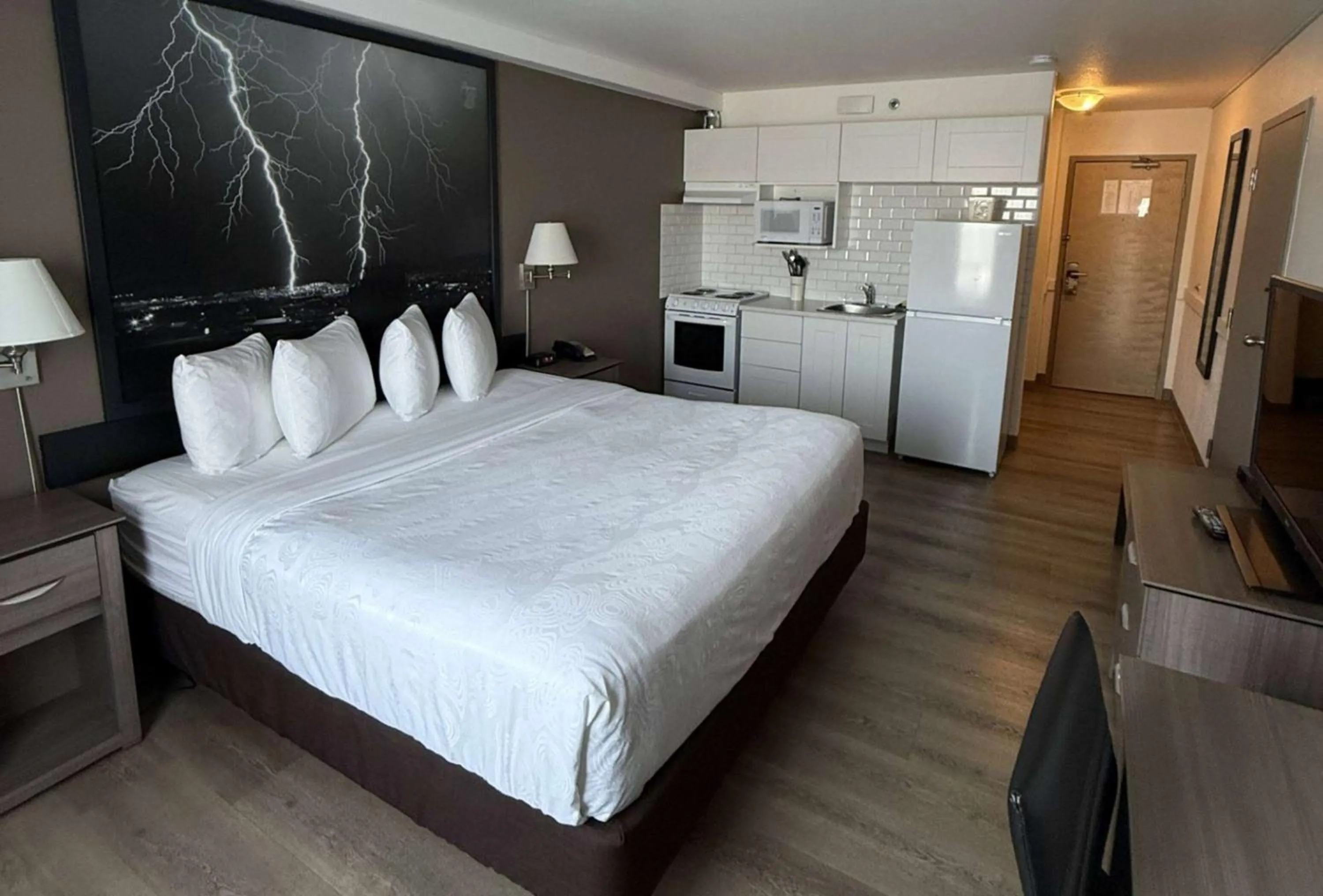 Photo of the whole room, Bed in Super 8 by Wyndham Dawson Creek