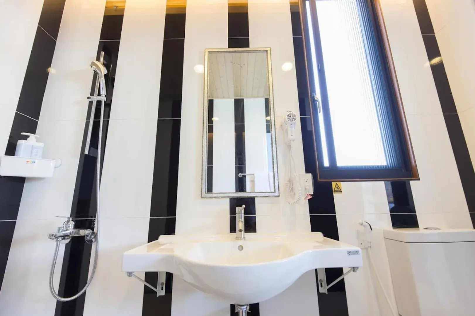 Quadruple Room with Shower in 東立方旅宿-East Cube B&B Quadruple Room with Shower in 東立方旅宿-East Cube B&B