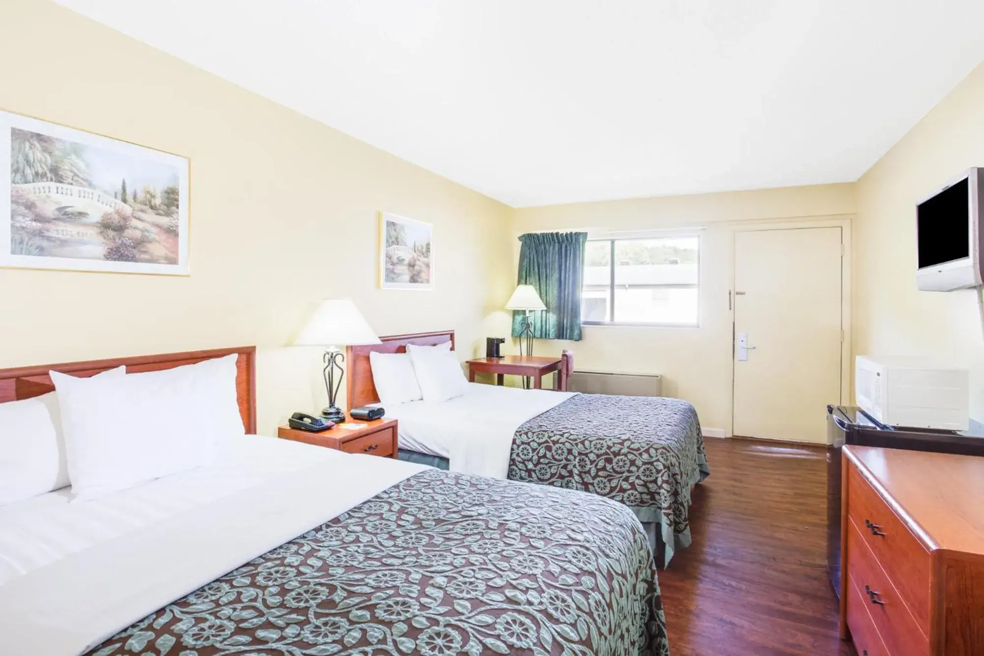 Deluxe Double Room with Two Double Beds - Non-Smoking in Days Inn by Wyndham Athens Deluxe Double Room with Two Double Beds - Non-Smoking in Days Inn by Wyndham Athens