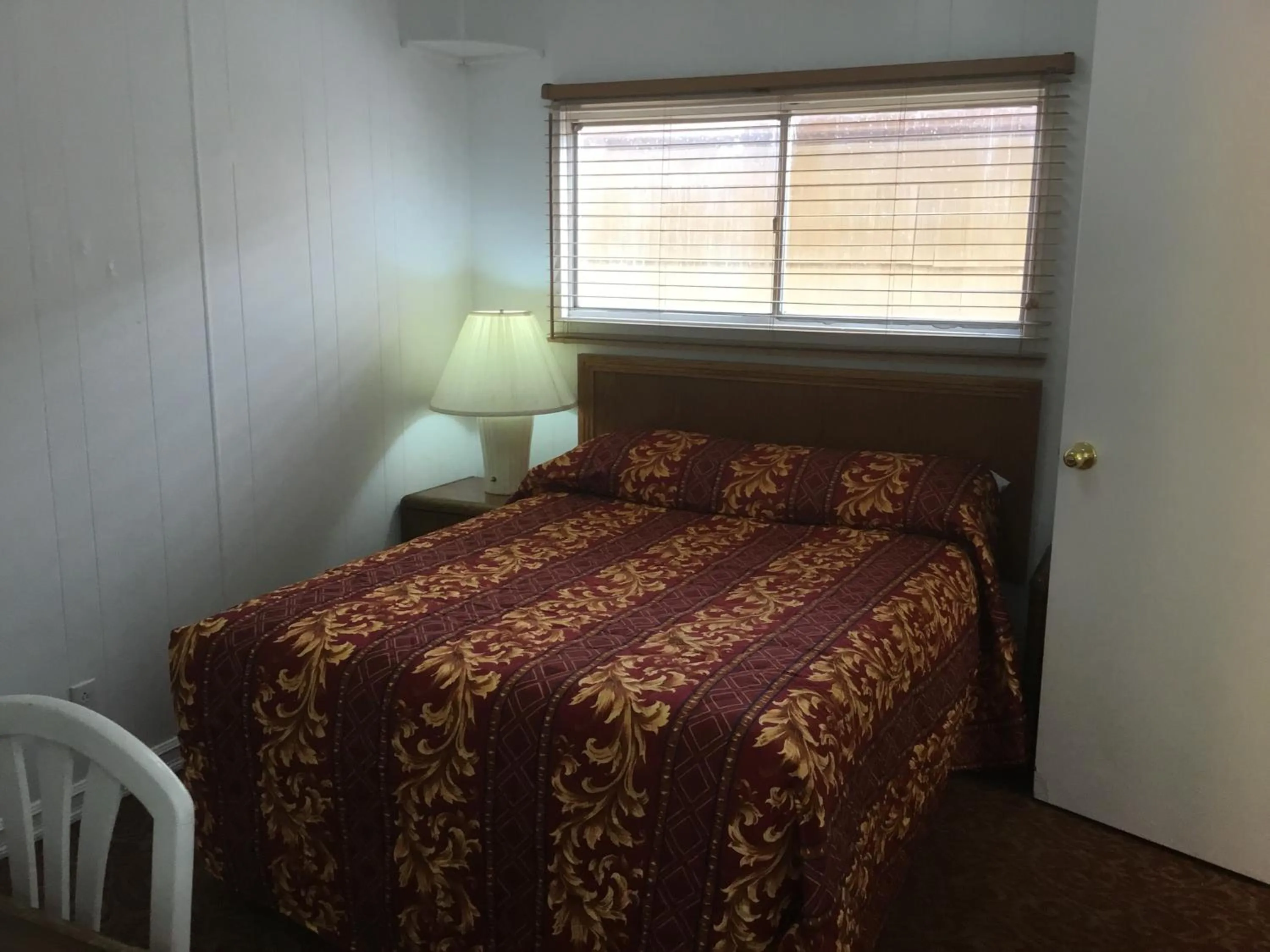 Bed in Ski's Western Motel