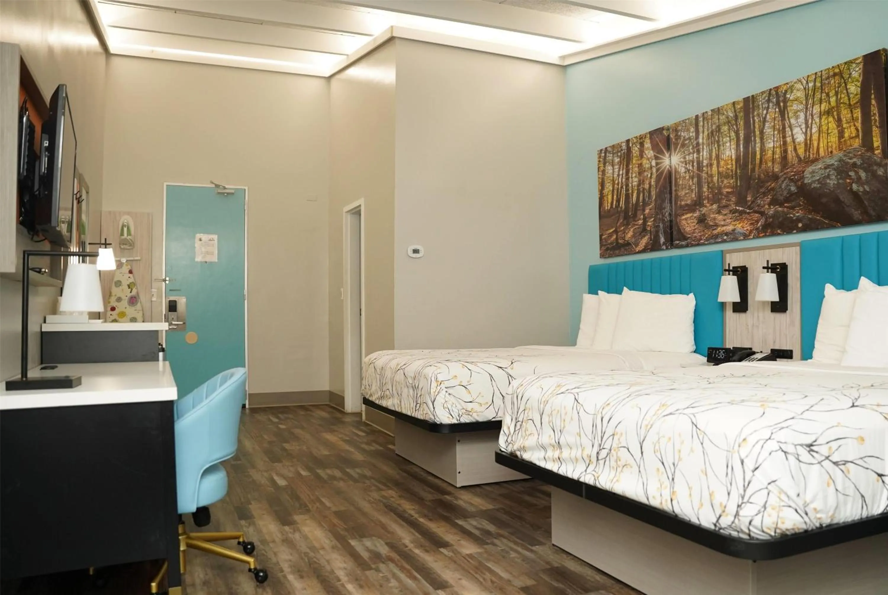 Photo of the whole room, Bed in Days Inn by Wyndham Southington