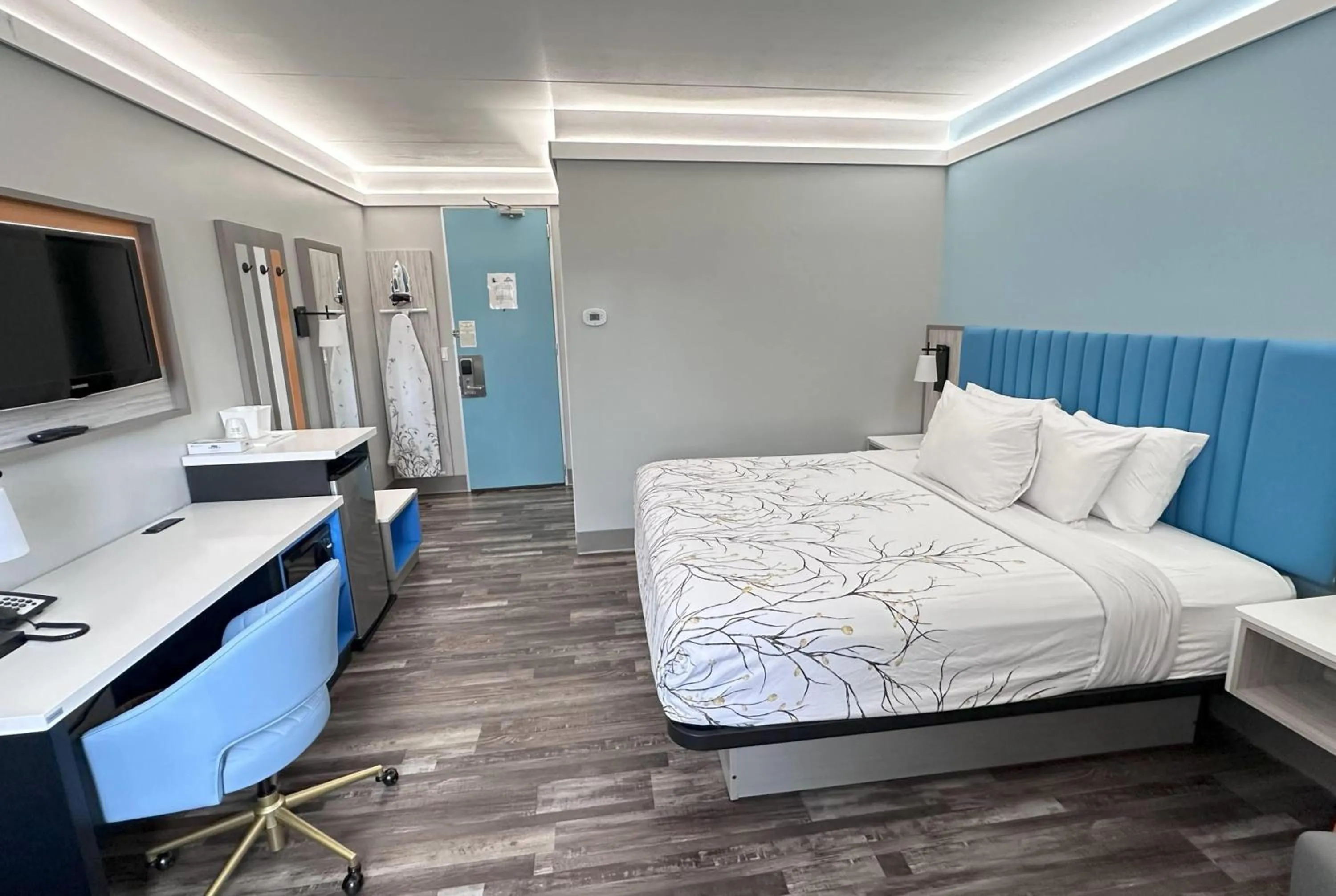 Photo of the whole room, Bed in Days Inn by Wyndham Southington