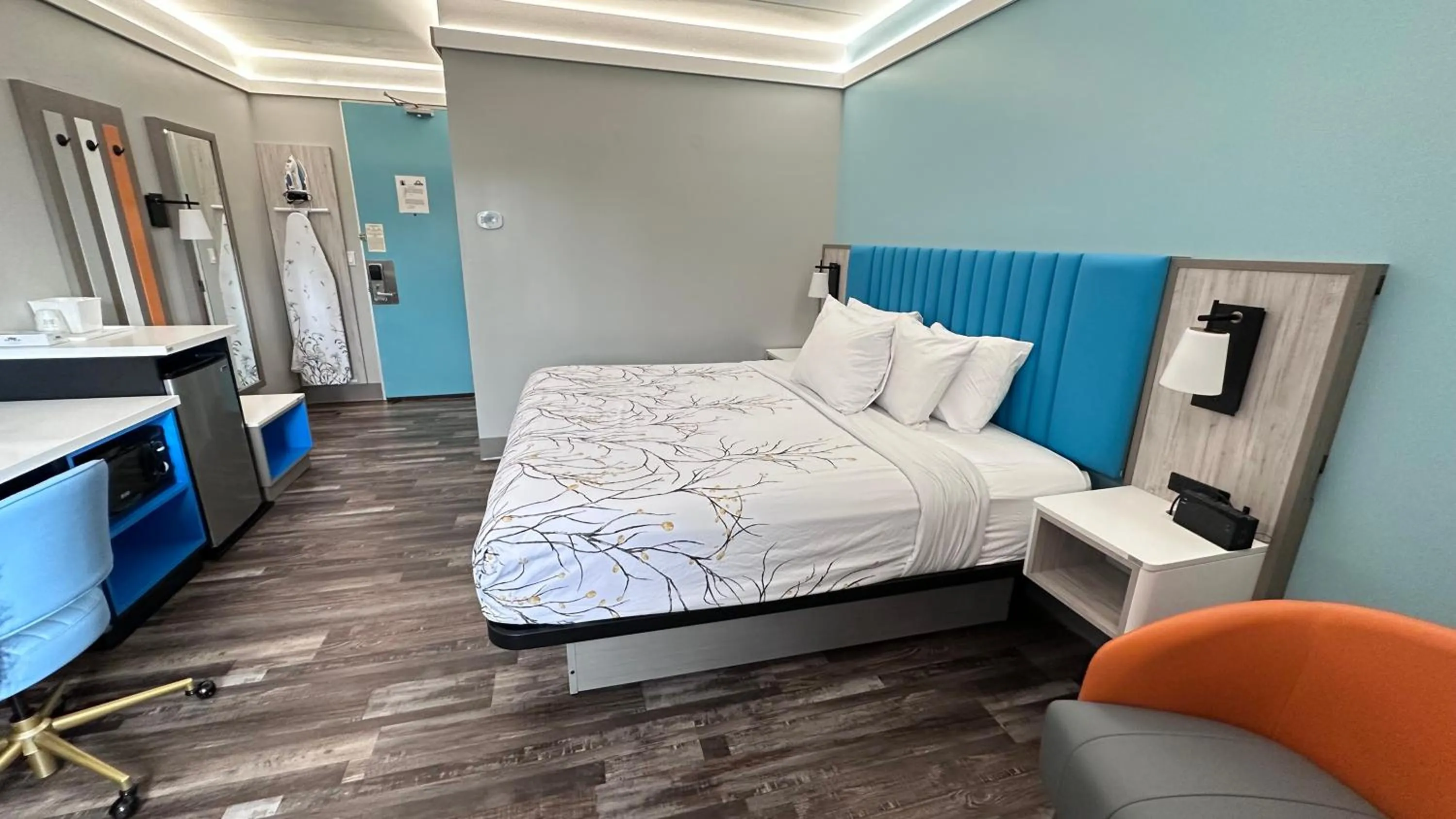 Guests, Bed in Days Inn by Wyndham Southington