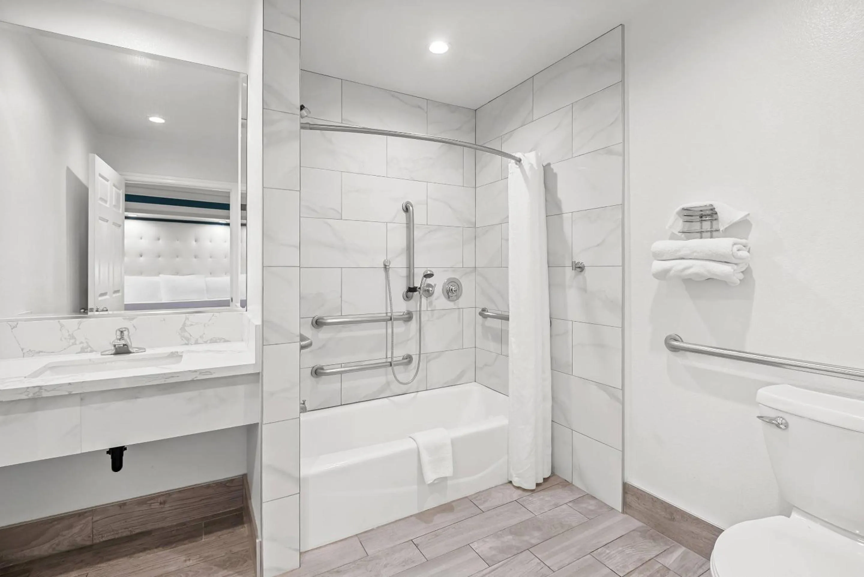 Bedroom in Rodeway Inn Commerce - Los Angeles