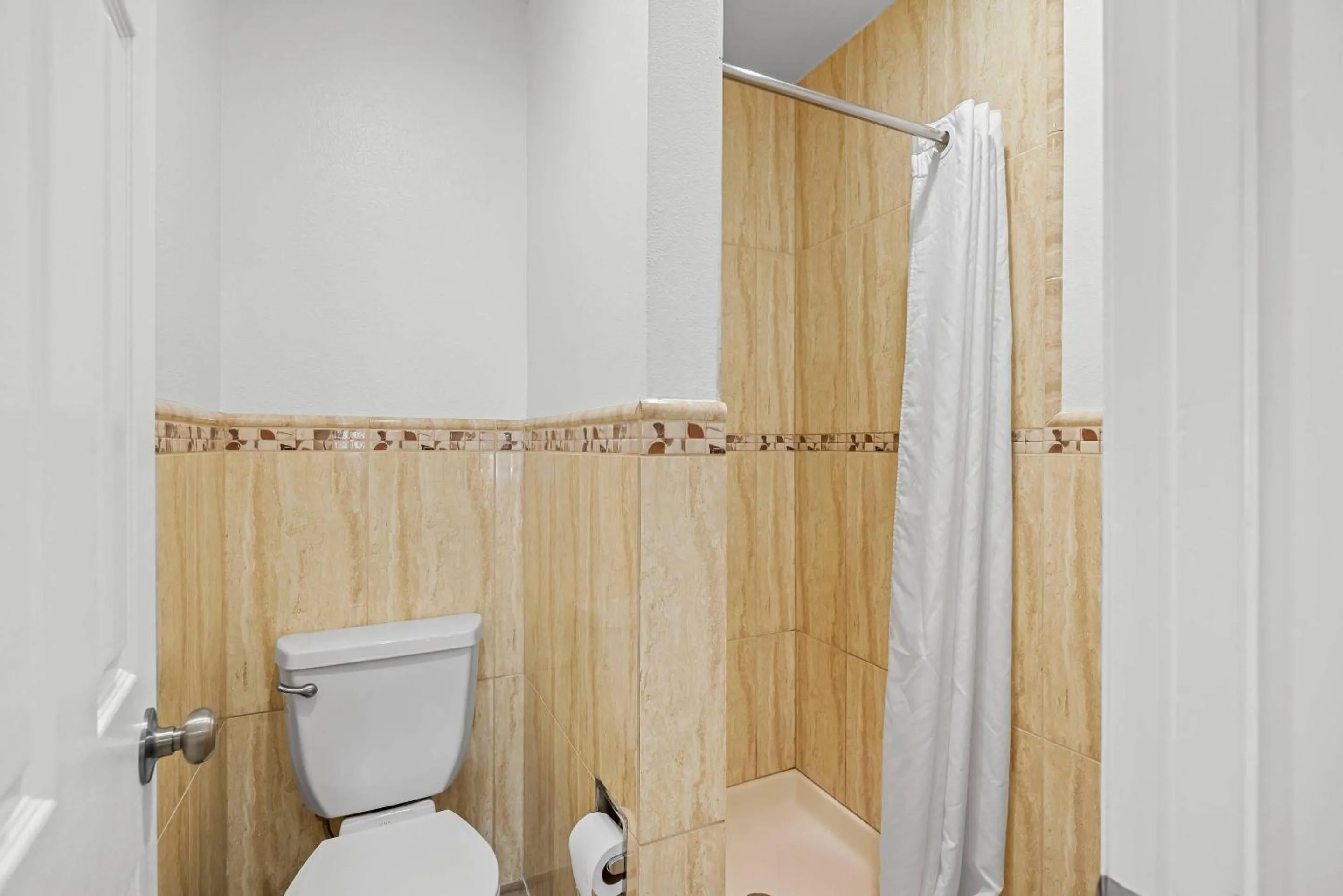 Bedroom in Rodeway Inn Commerce - Los Angeles