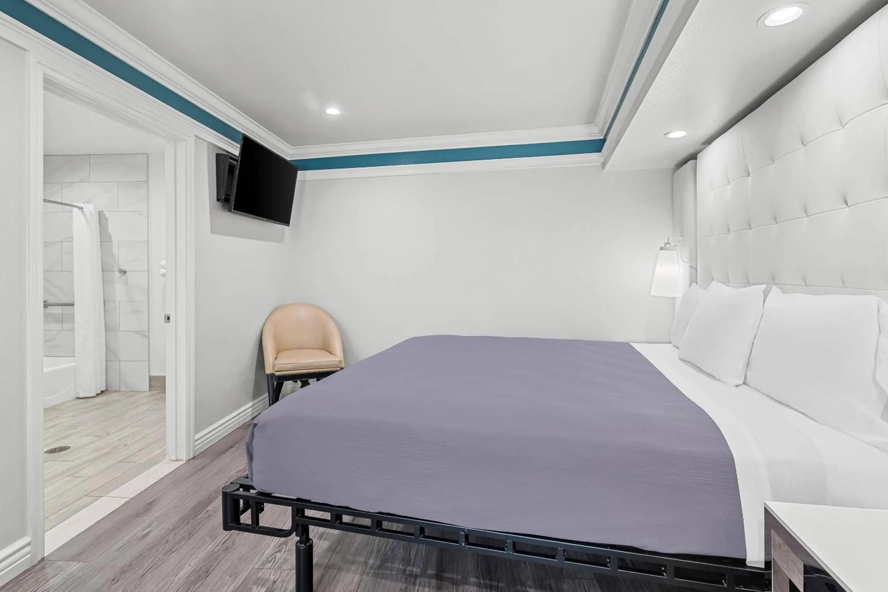 Bedroom, Bed in Rodeway Inn Commerce - Los Angeles