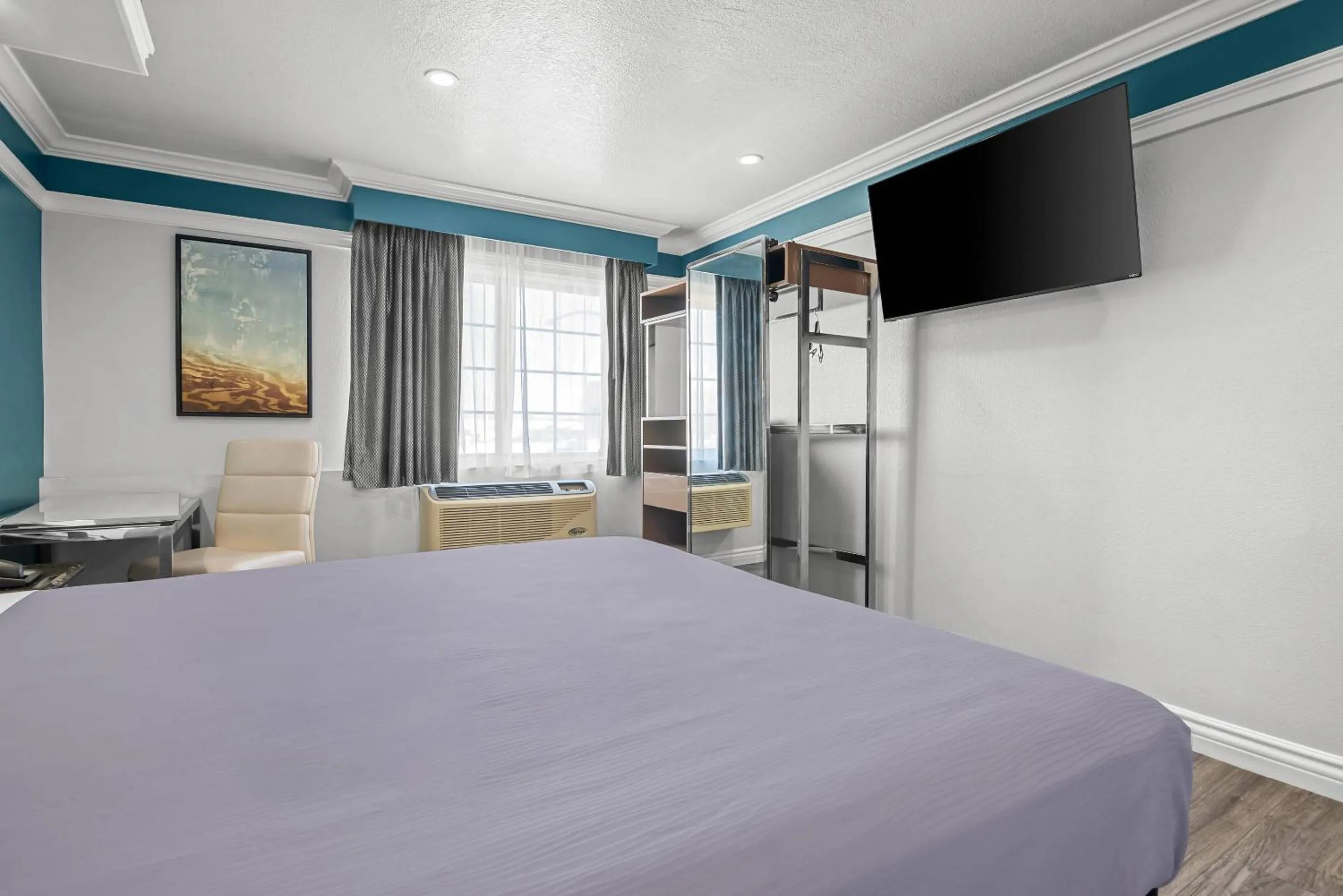 Bedroom, Bed in Rodeway Inn Commerce - Los Angeles