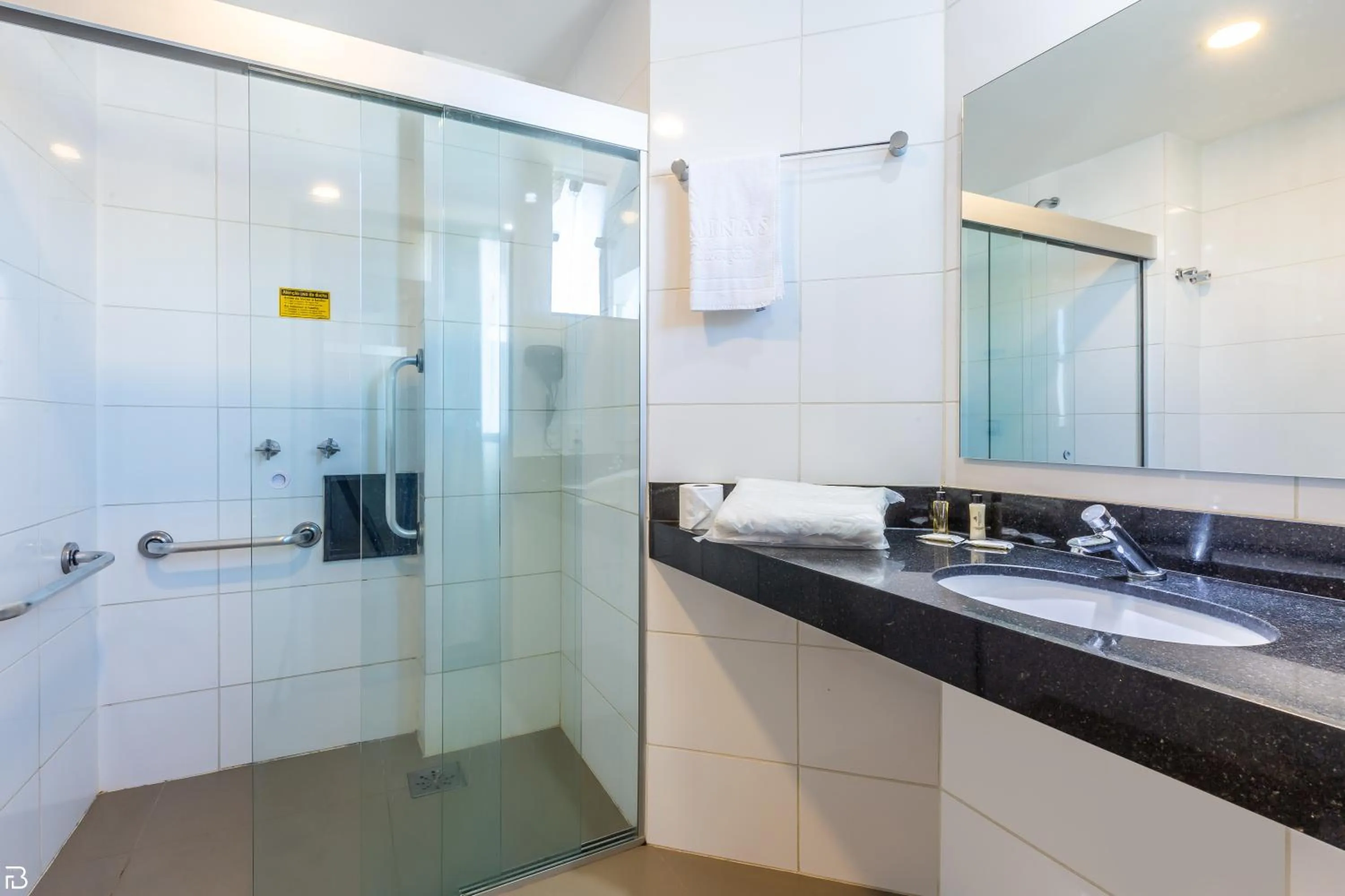 Bathroom in Porto Minas Hotel e Convenções