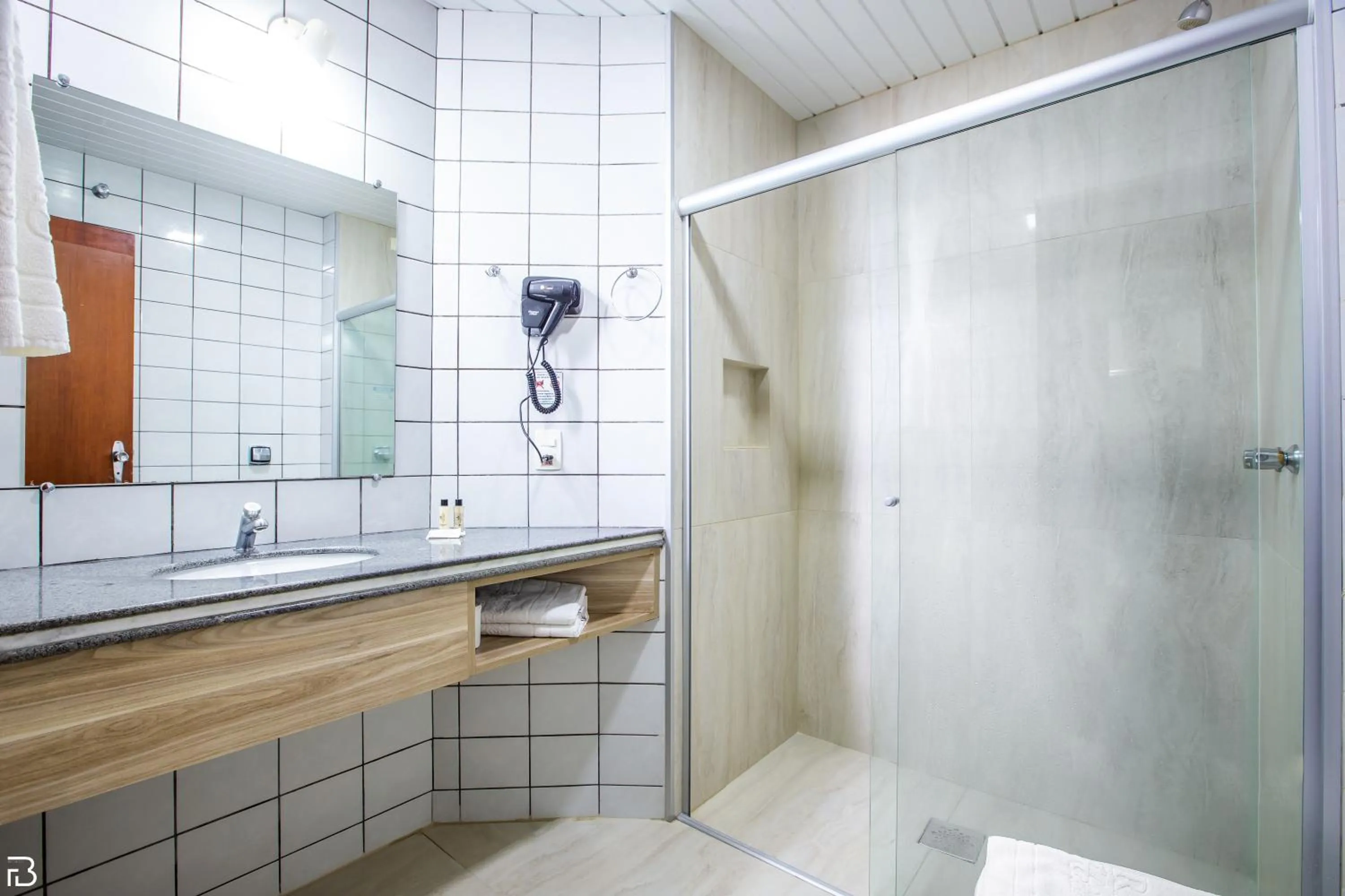 Bathroom in Porto Minas Hotel e Convenções