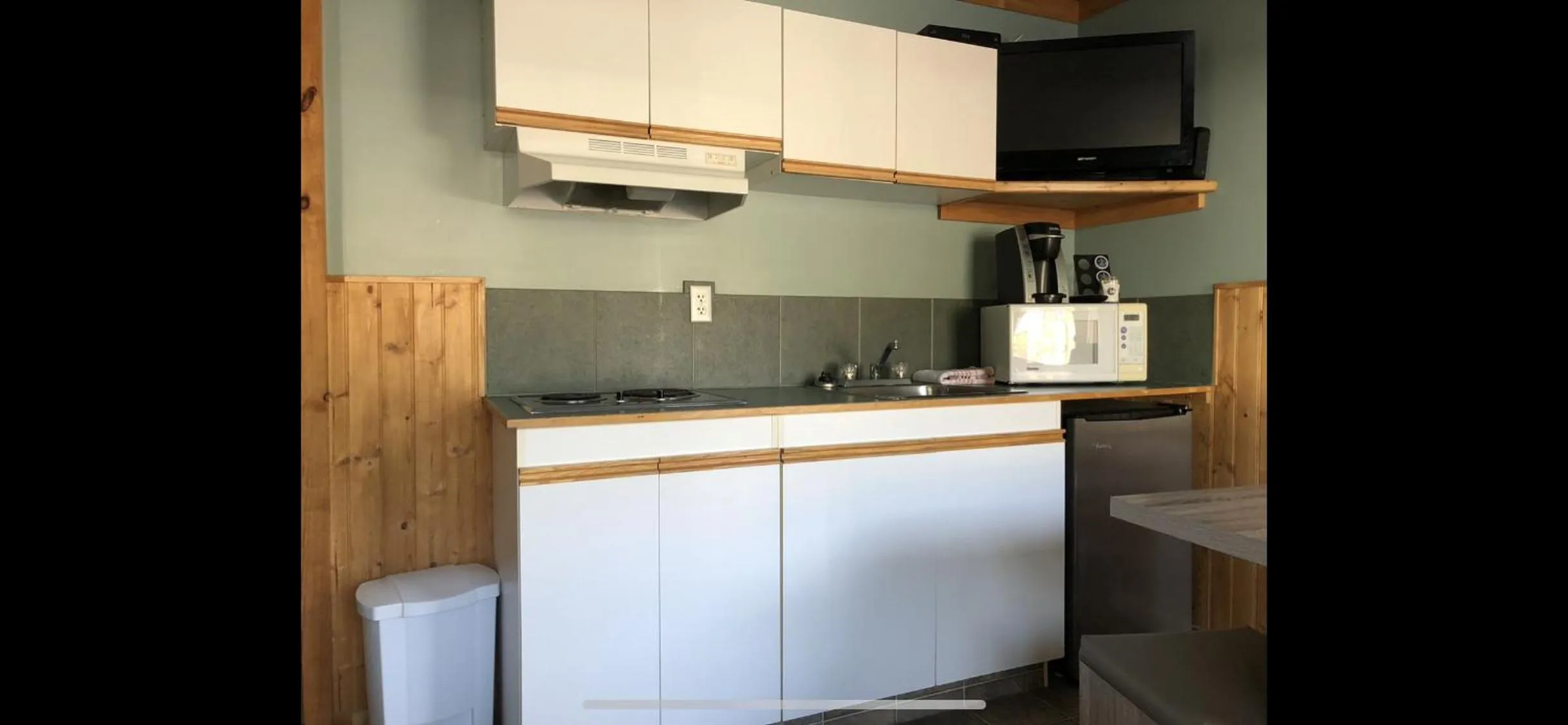 Kitchen or kitchenette in Piccadilly Motel