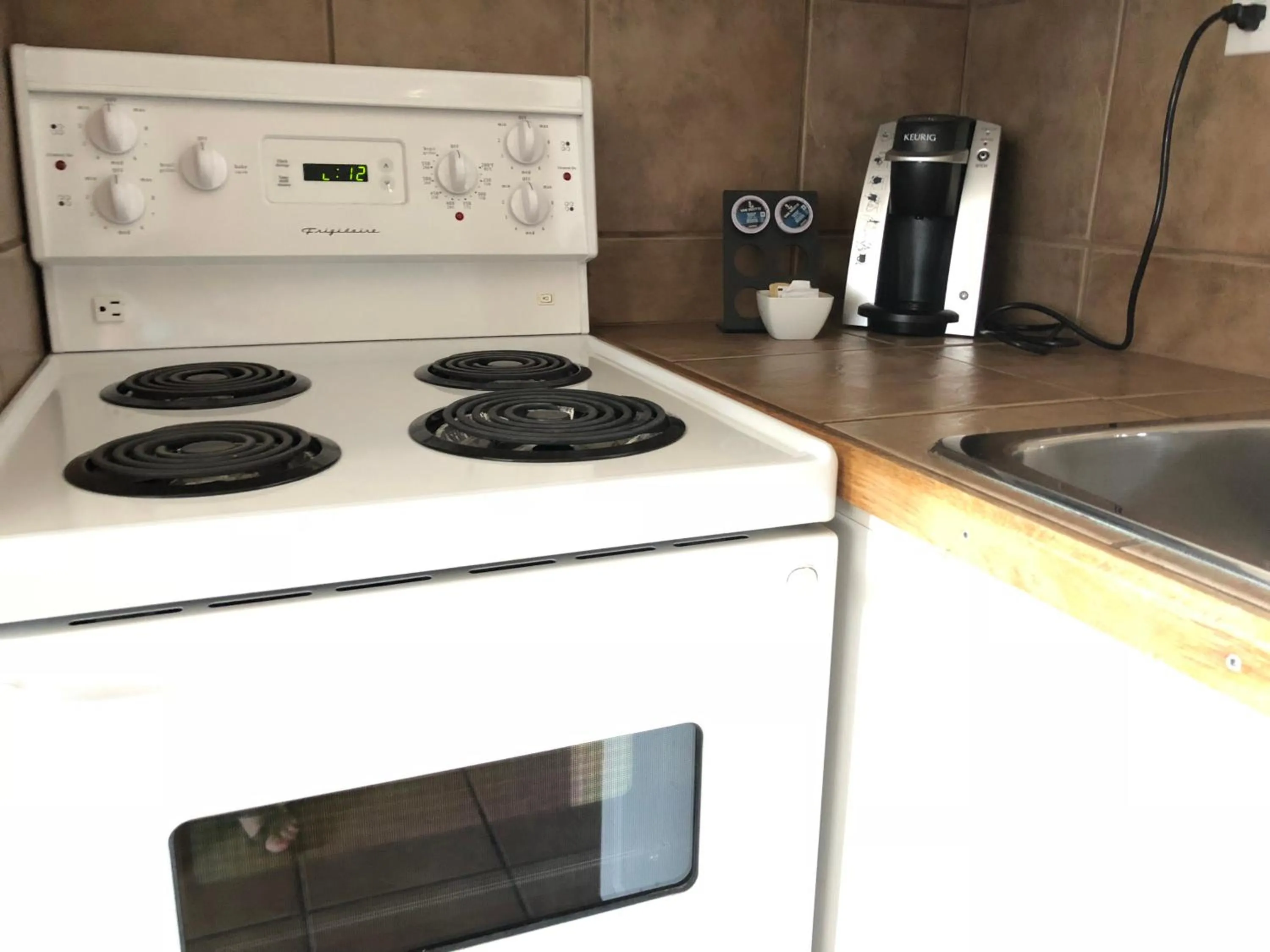 Kitchen or kitchenette in Piccadilly Motel