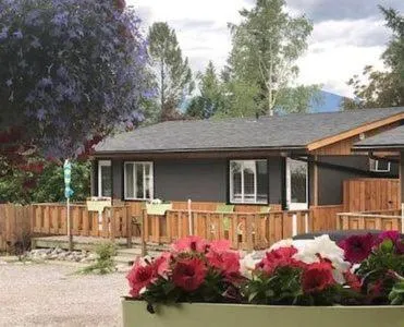 Property building in Piccadilly Motel