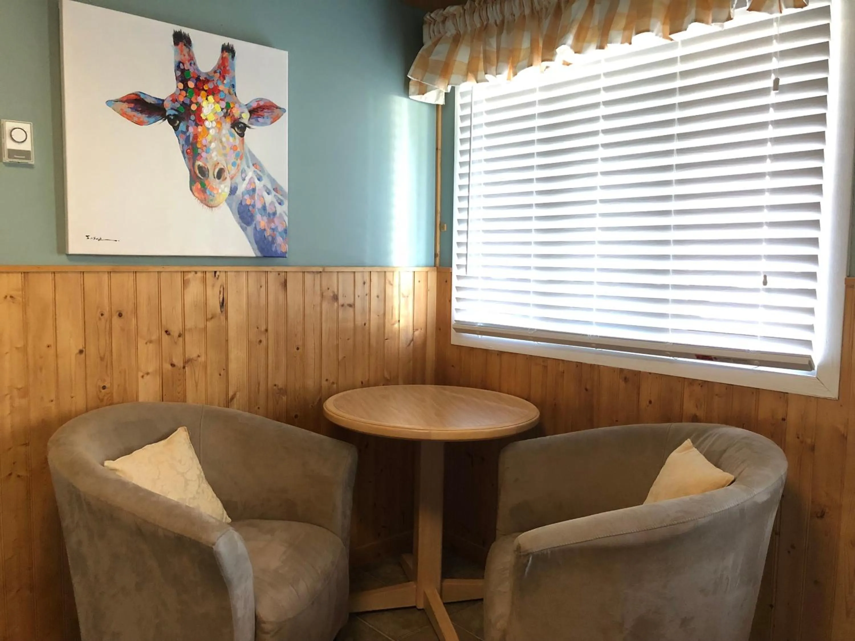 Seating area in Piccadilly Motel
