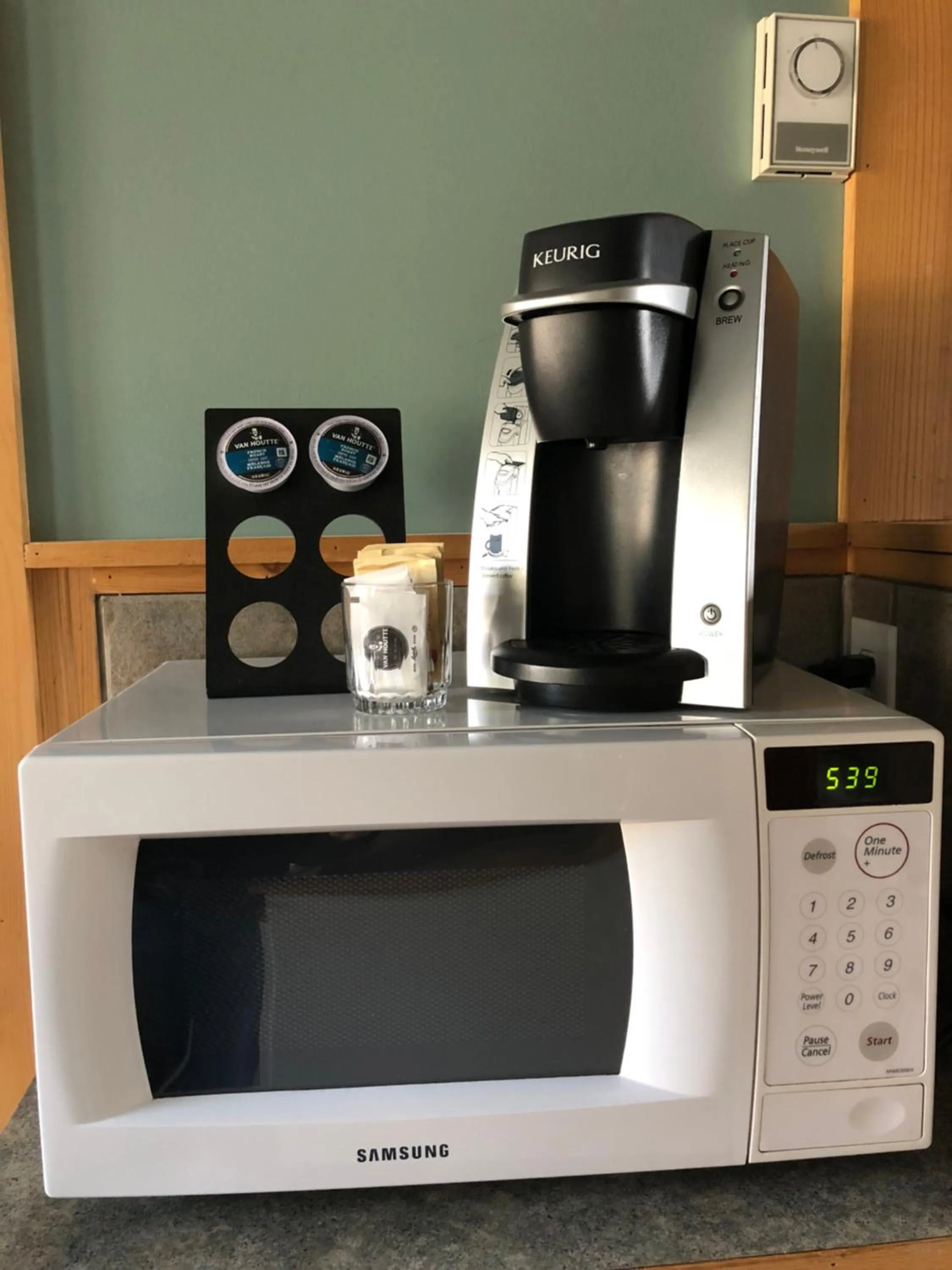 Coffee/tea facilities in Piccadilly Motel